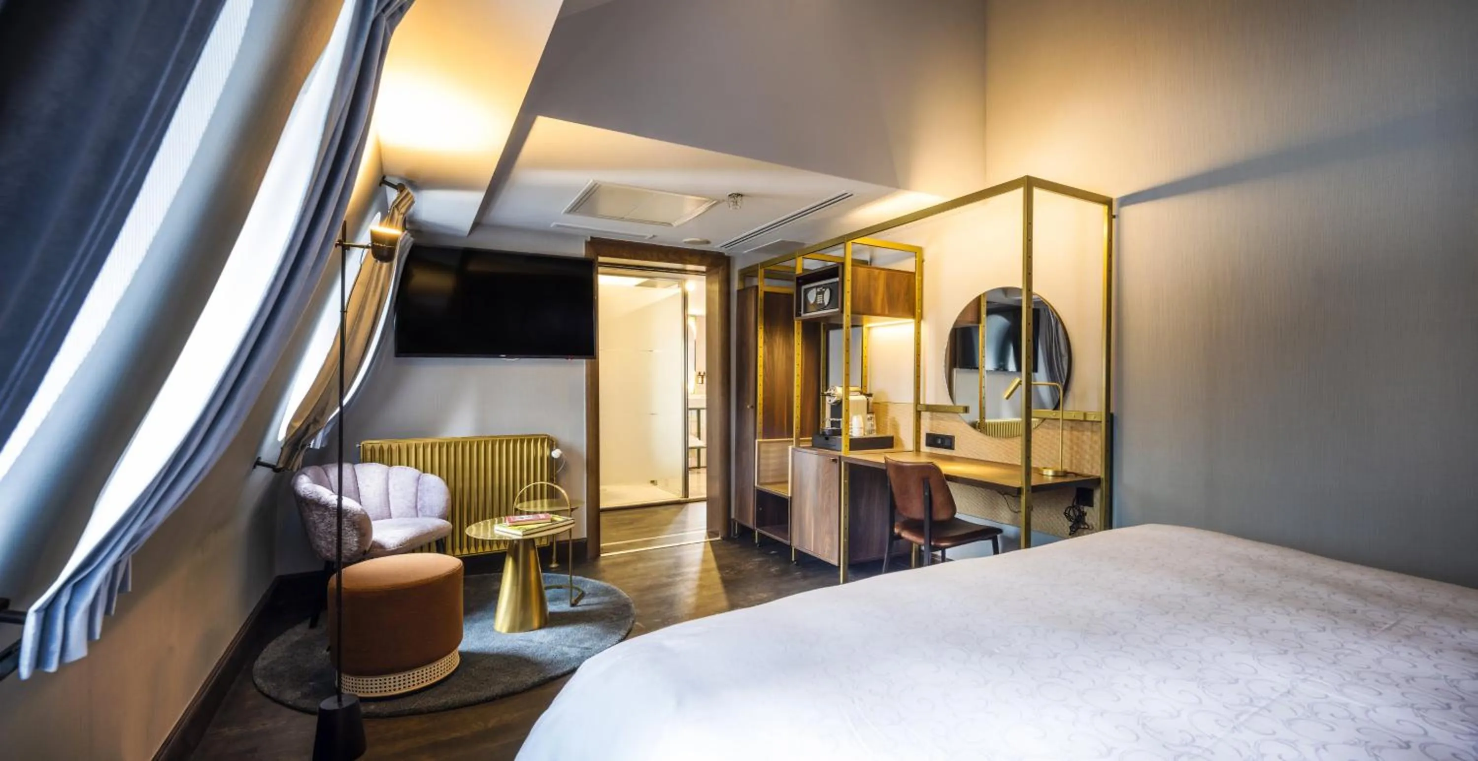 Photo of the whole room, Bed in Hotel Indigo Brussels - City by IHG