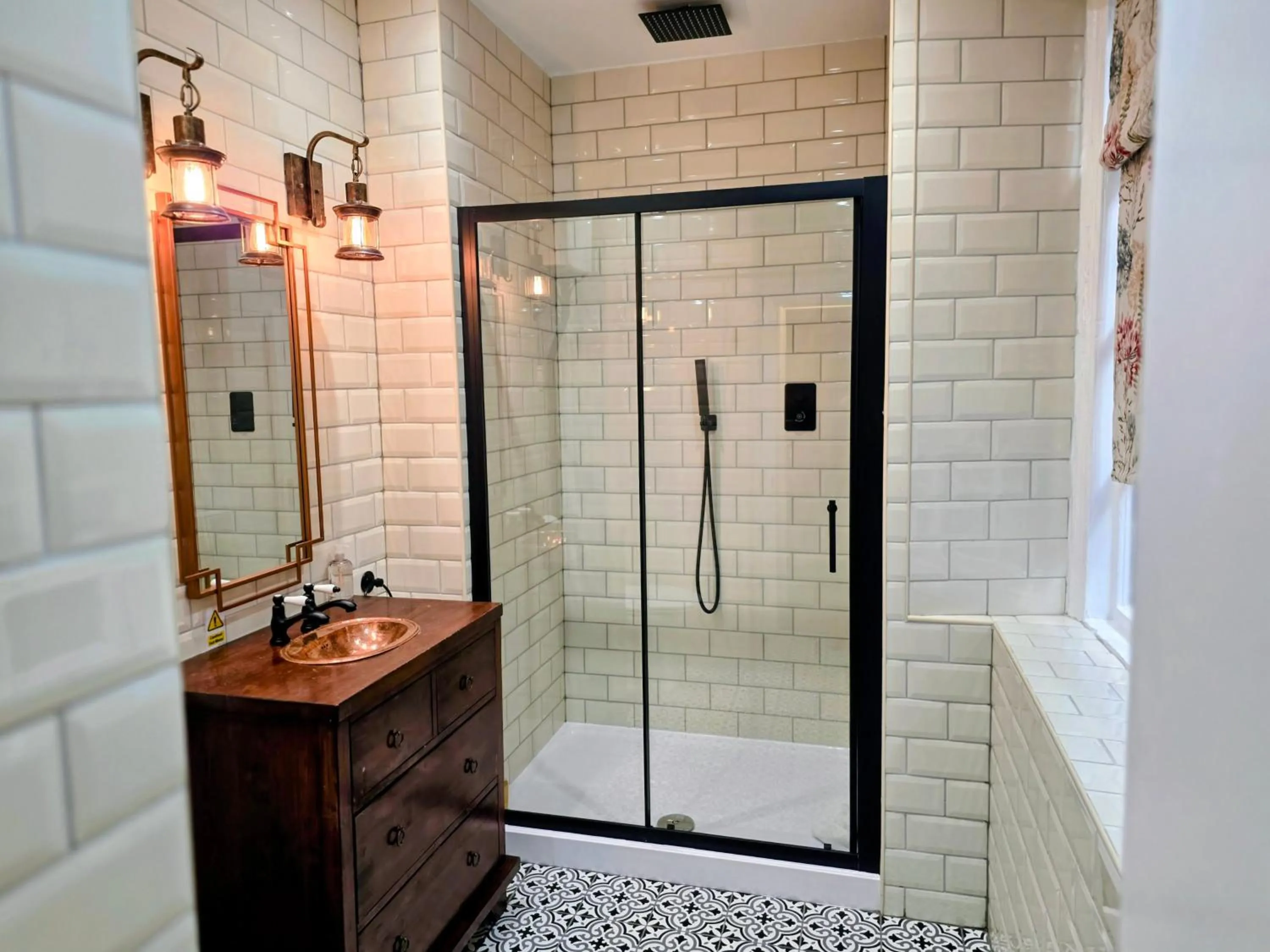 The New Inn by Roomsbooked