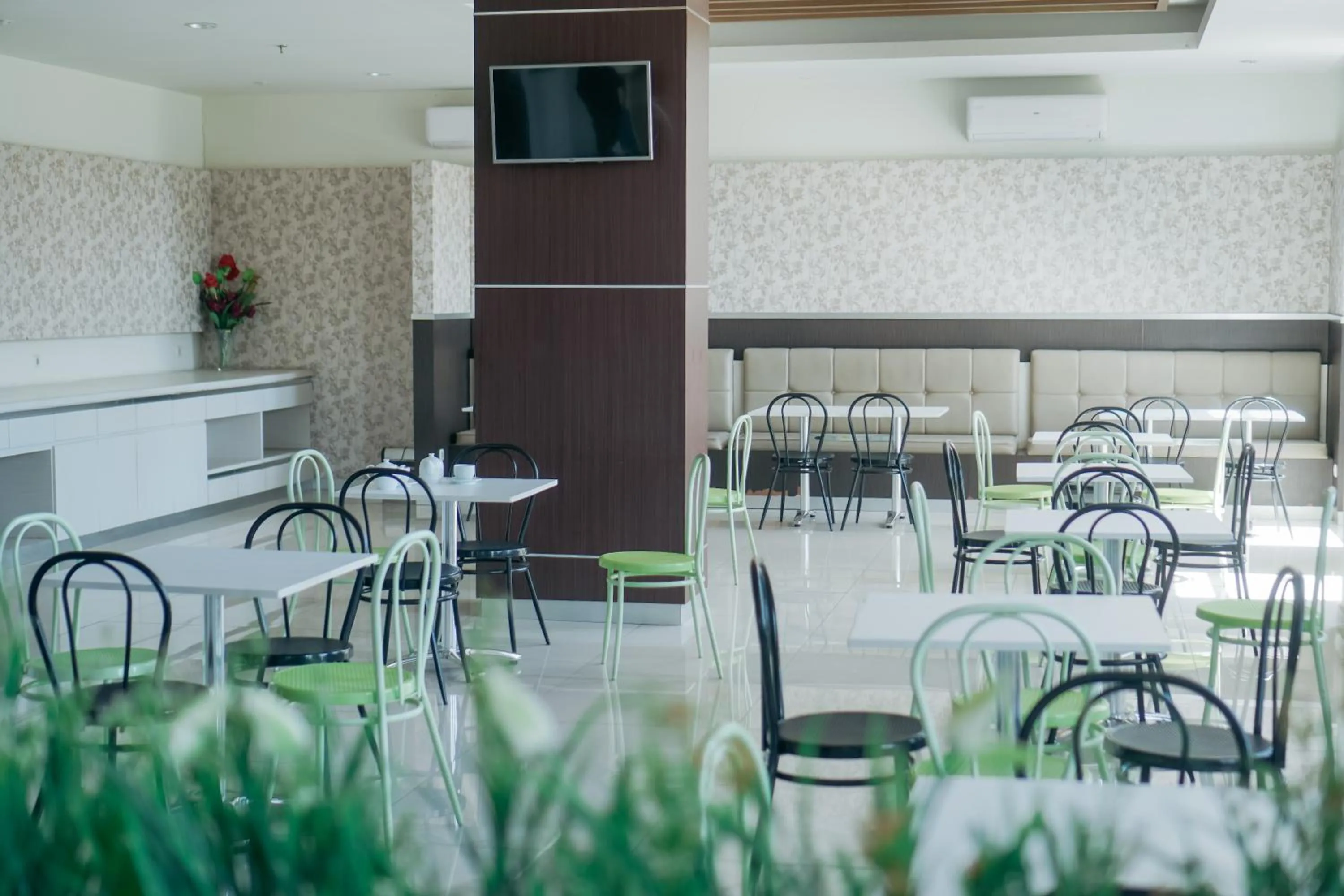 Restaurant/places to eat in Liberta Hotel Grand Sayang Makassar