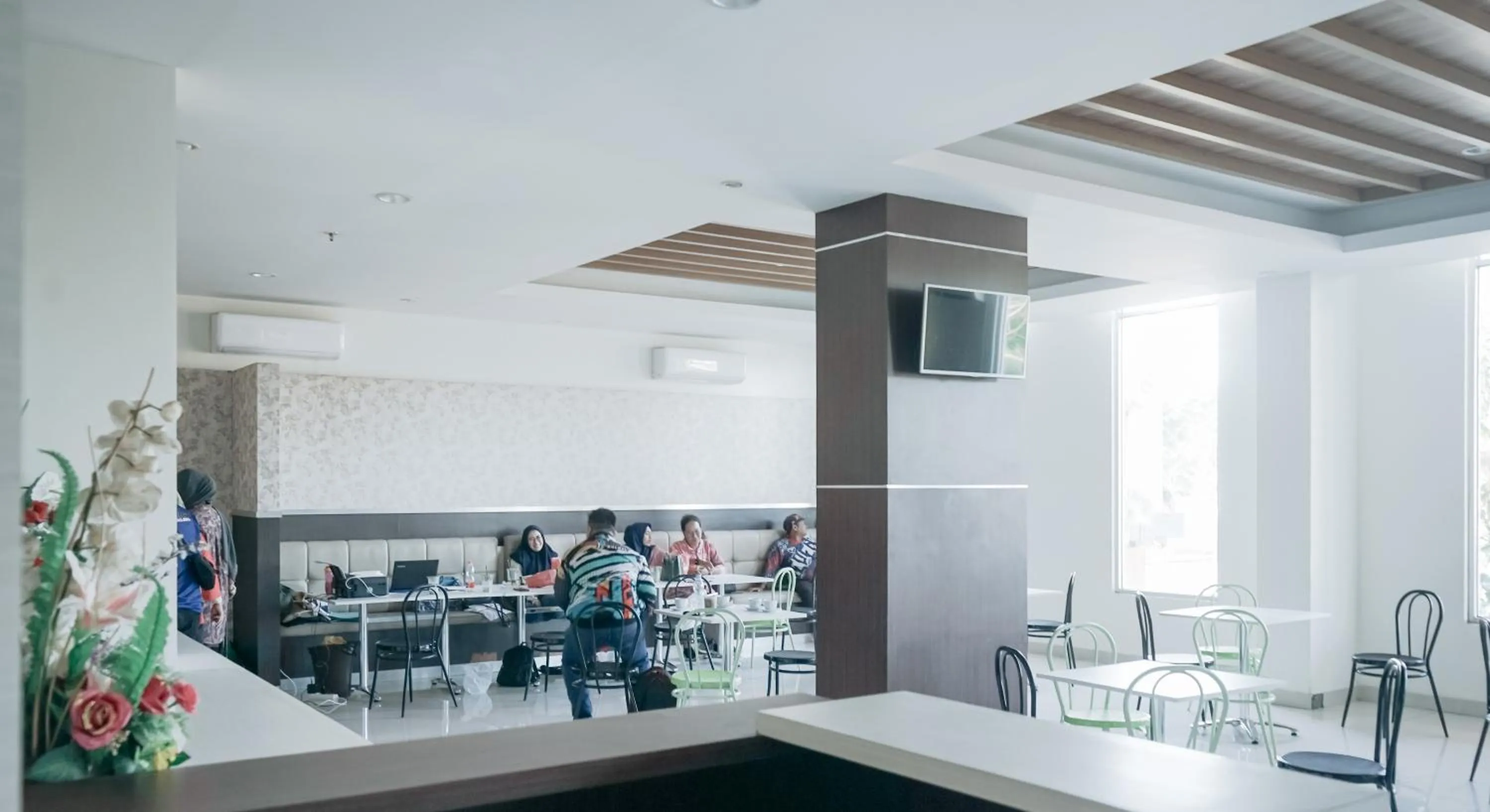 Restaurant/places to eat in Liberta Hotel Grand Sayang Makassar