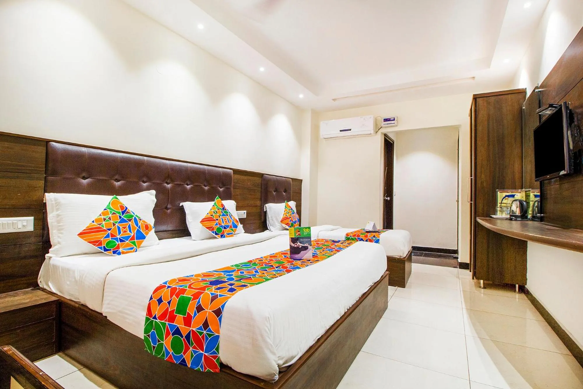 Bed in FabExpress Le Continental - Nr New Delhi Railway Station