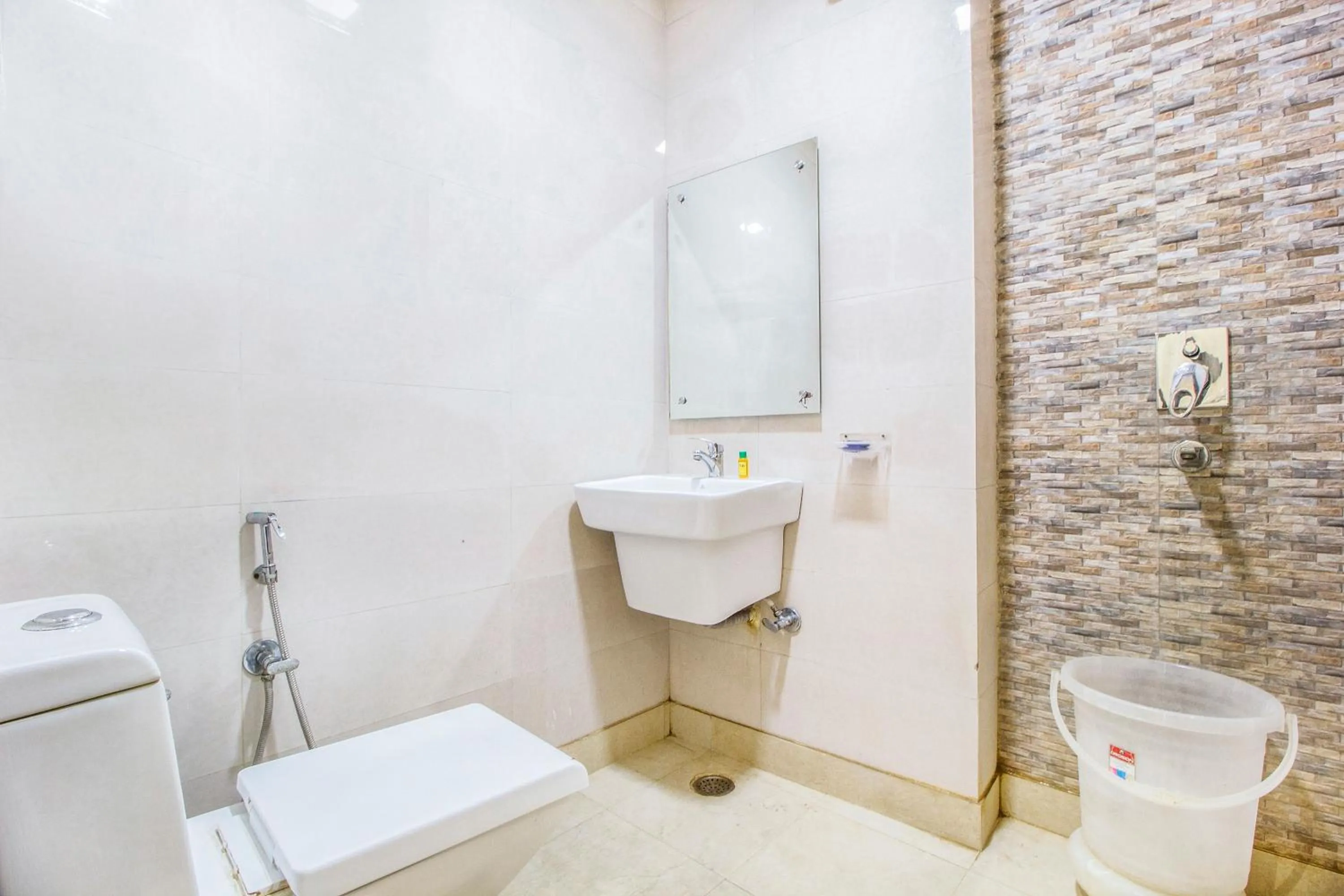 Toilet in FabExpress Le Continental - Nr New Delhi Railway Station