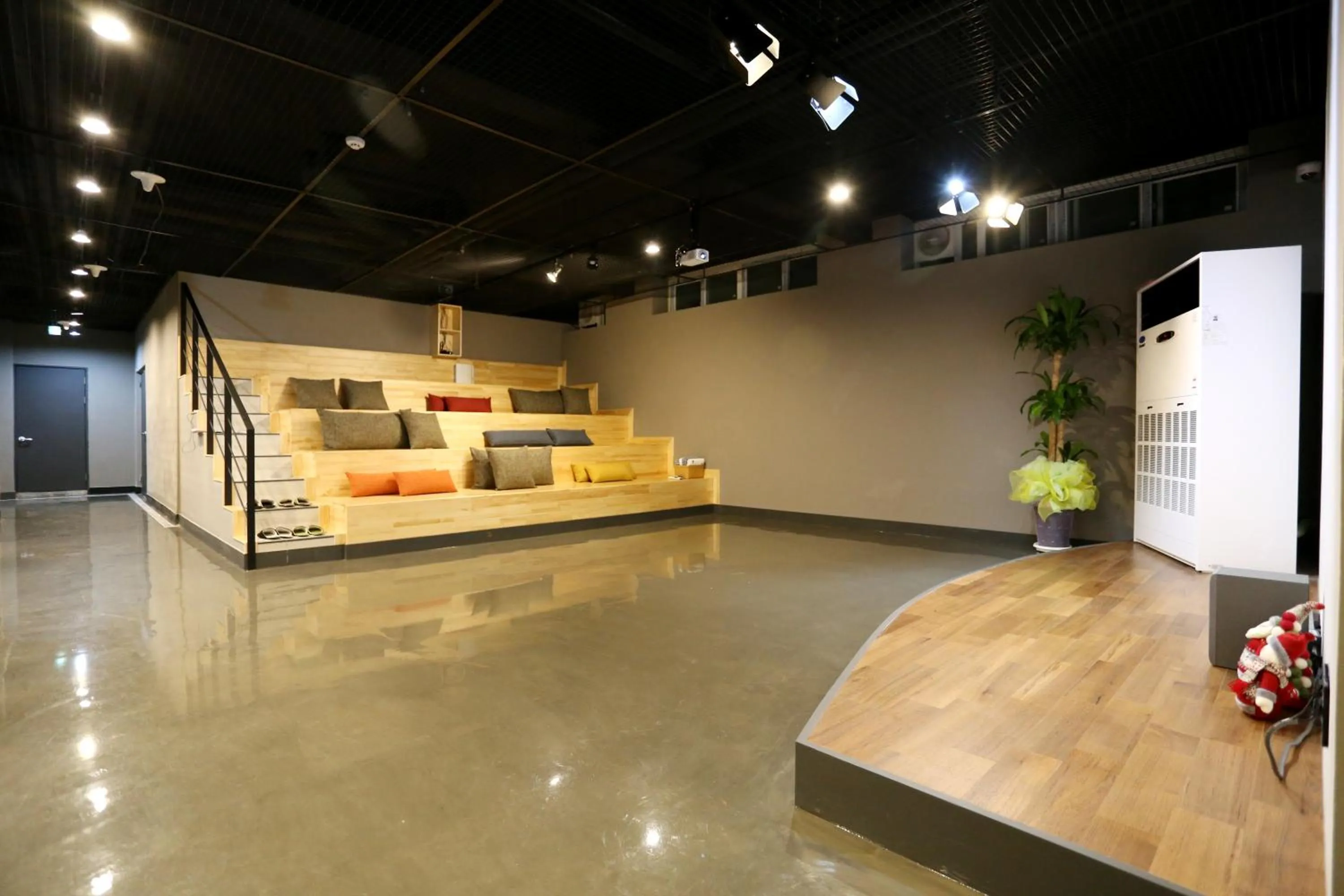 Communal lounge/ TV room in With U Hotel & Guesthouse