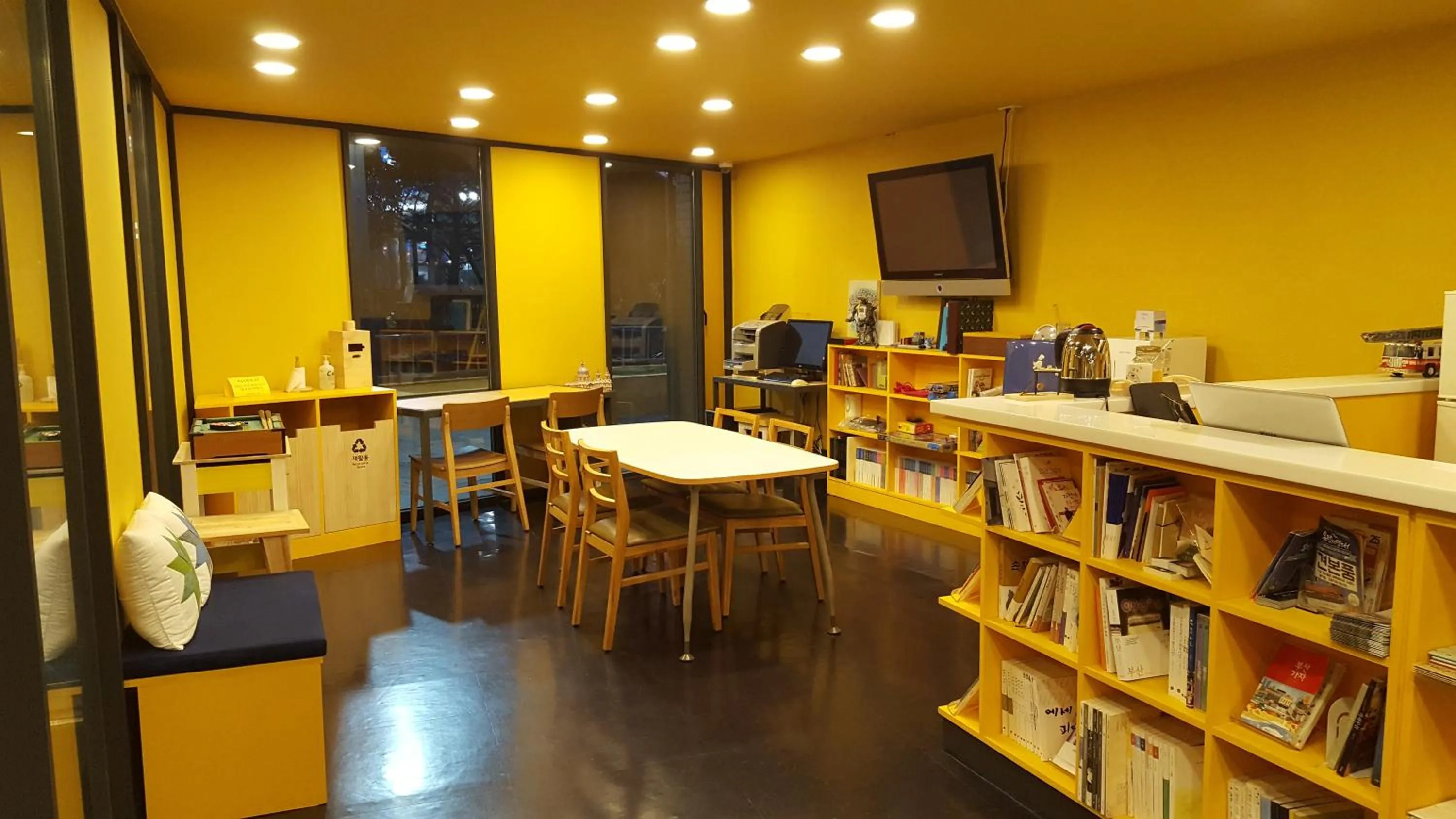 Communal lounge/ TV room in Seri Inn Guesthouse