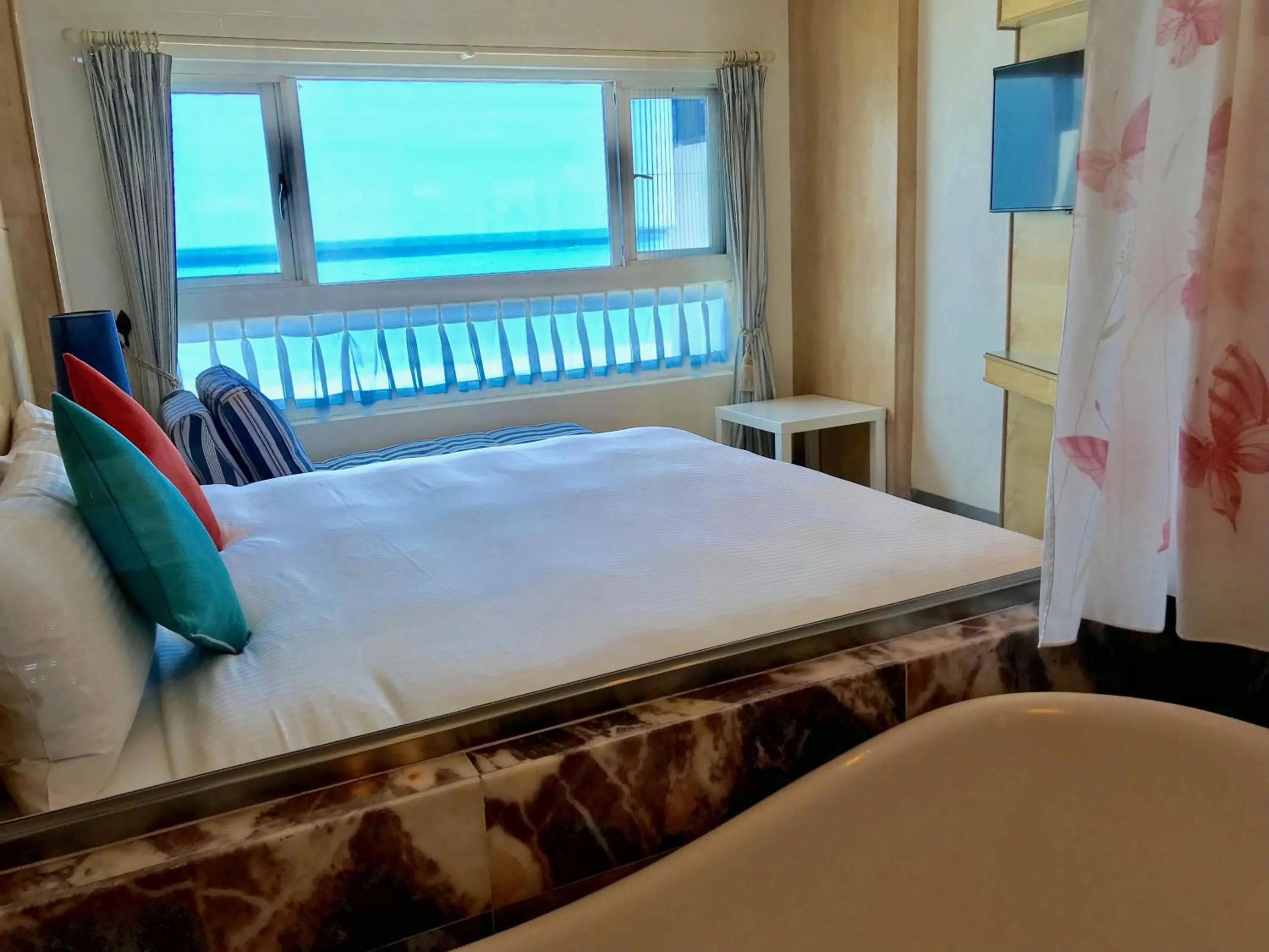 Bathroom, Bed in Hotel Bayview