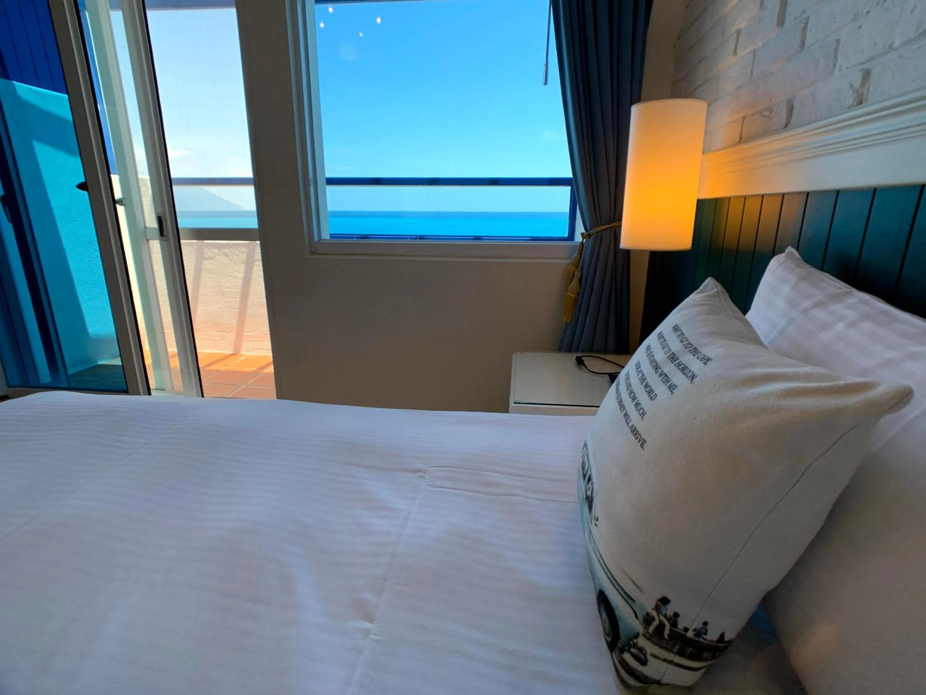 Balcony/Terrace, Bed in Hotel Bayview