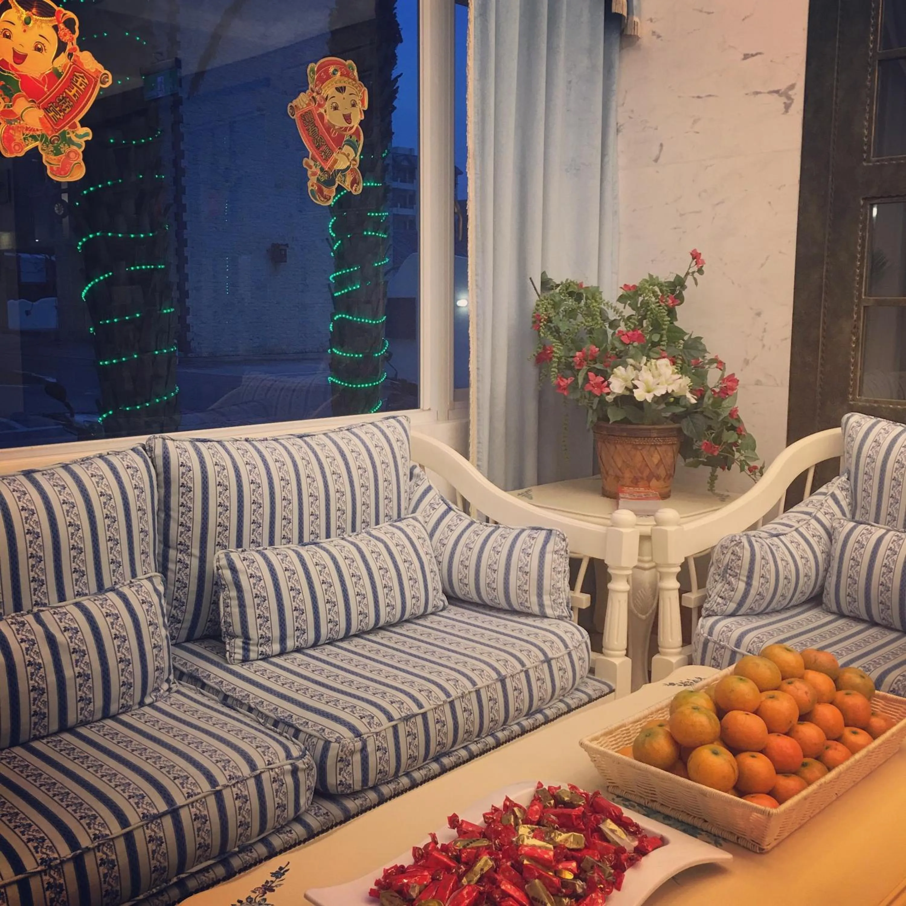 Communal lounge/ TV room in Hotel Bayview