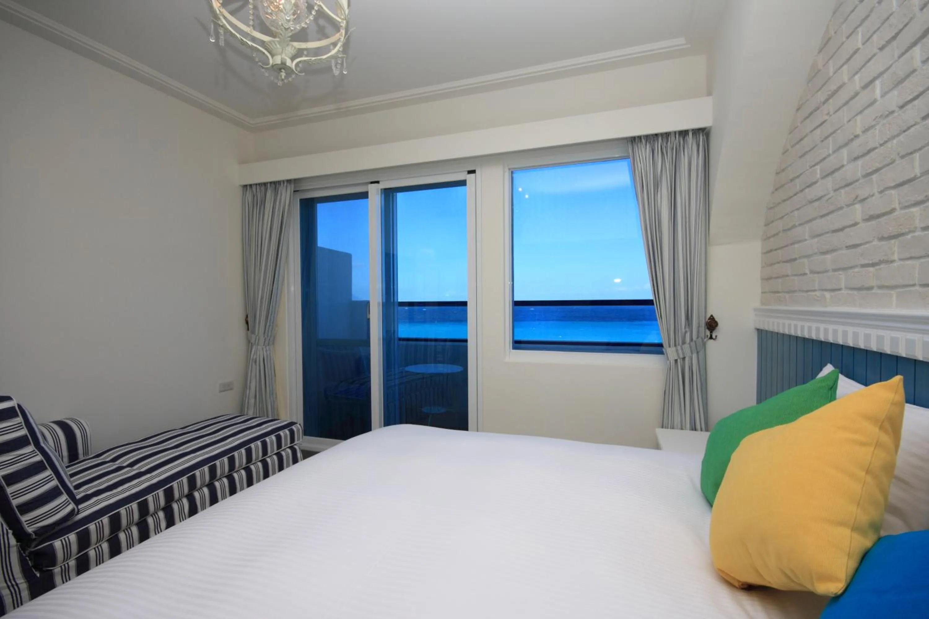 Balcony/Terrace, Bed in Hotel Bayview