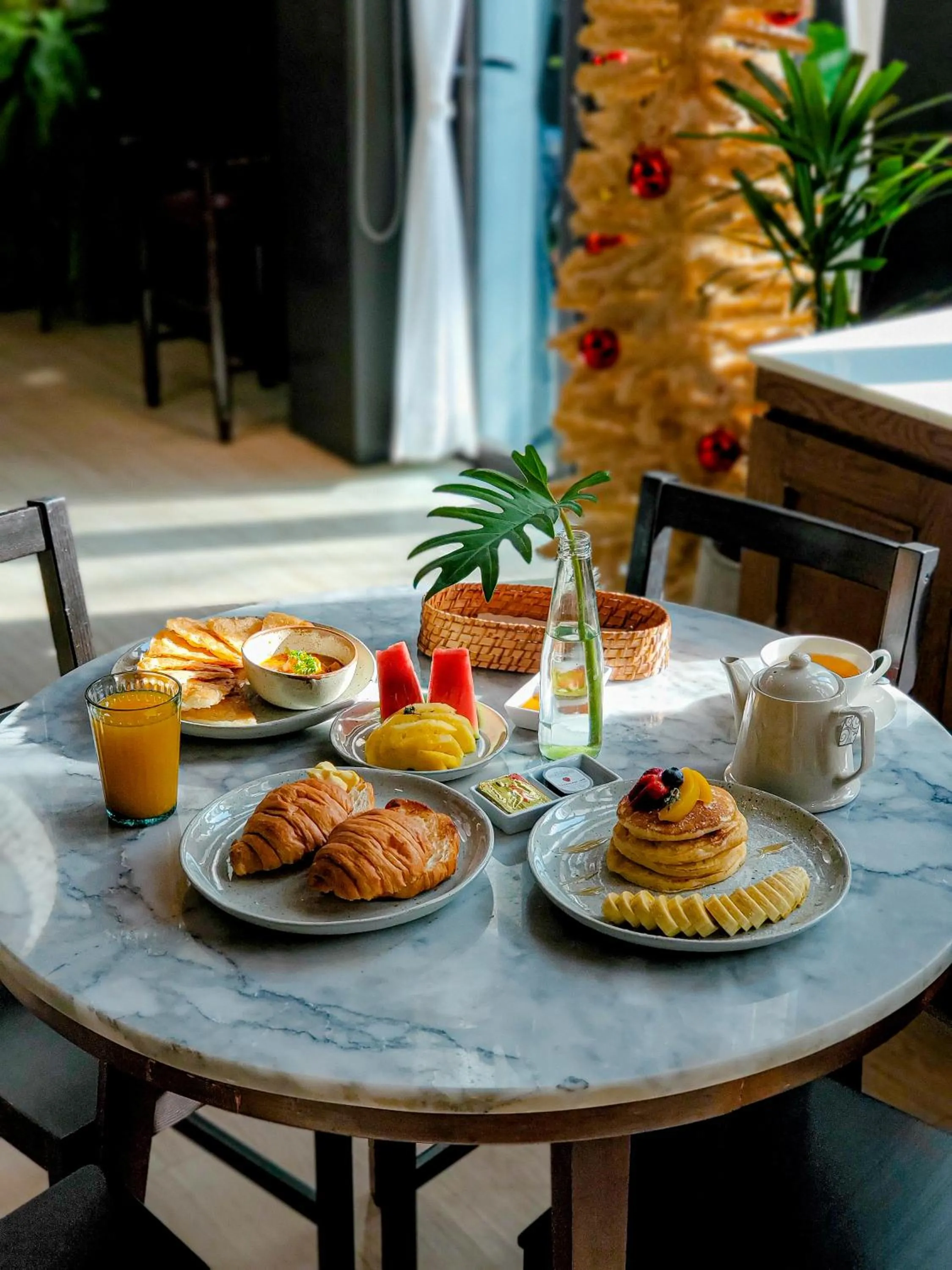 Food and drinks in Saturdays Residence by Brown Starling