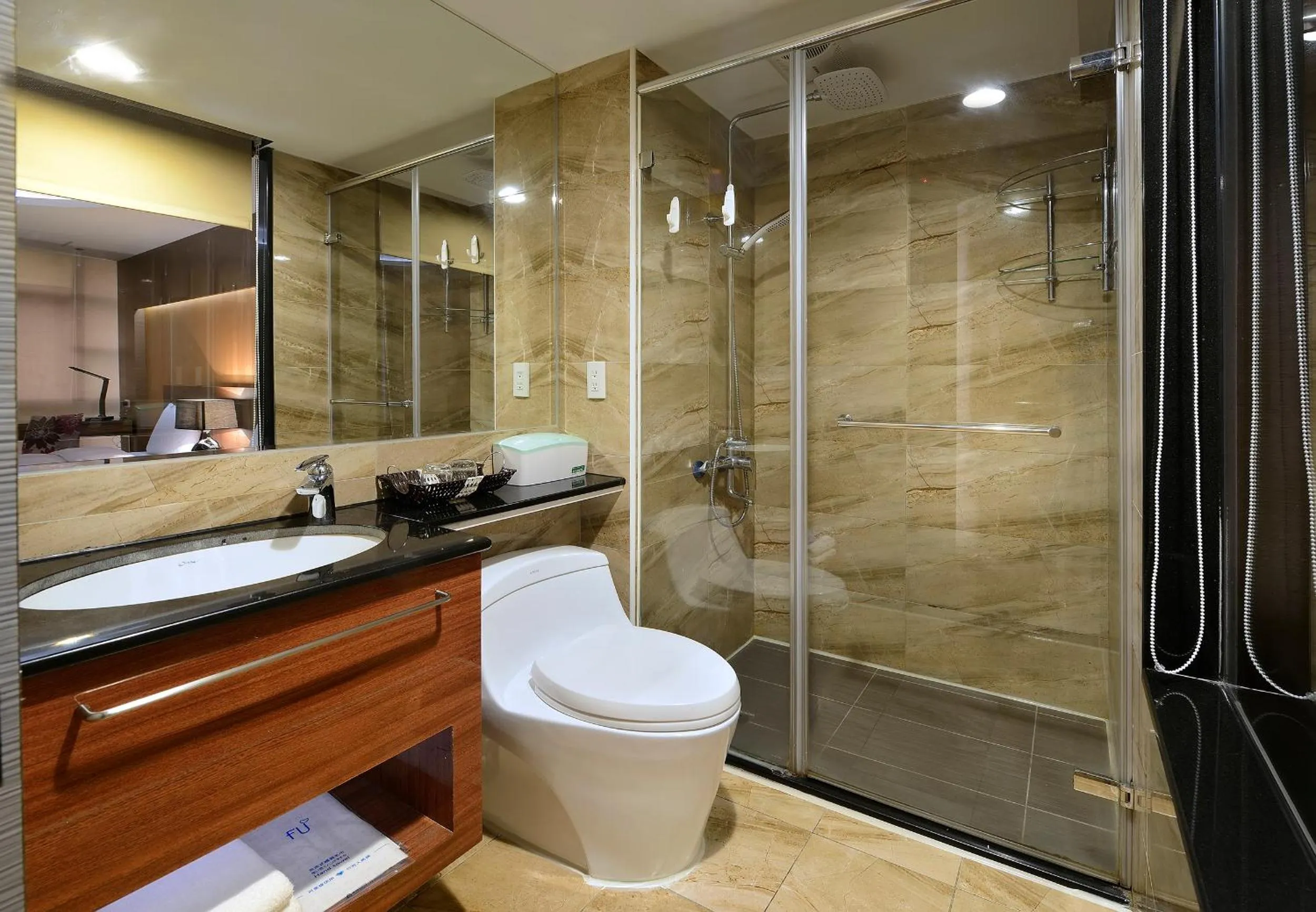 Shower in Jinsa Lakeside View Resort