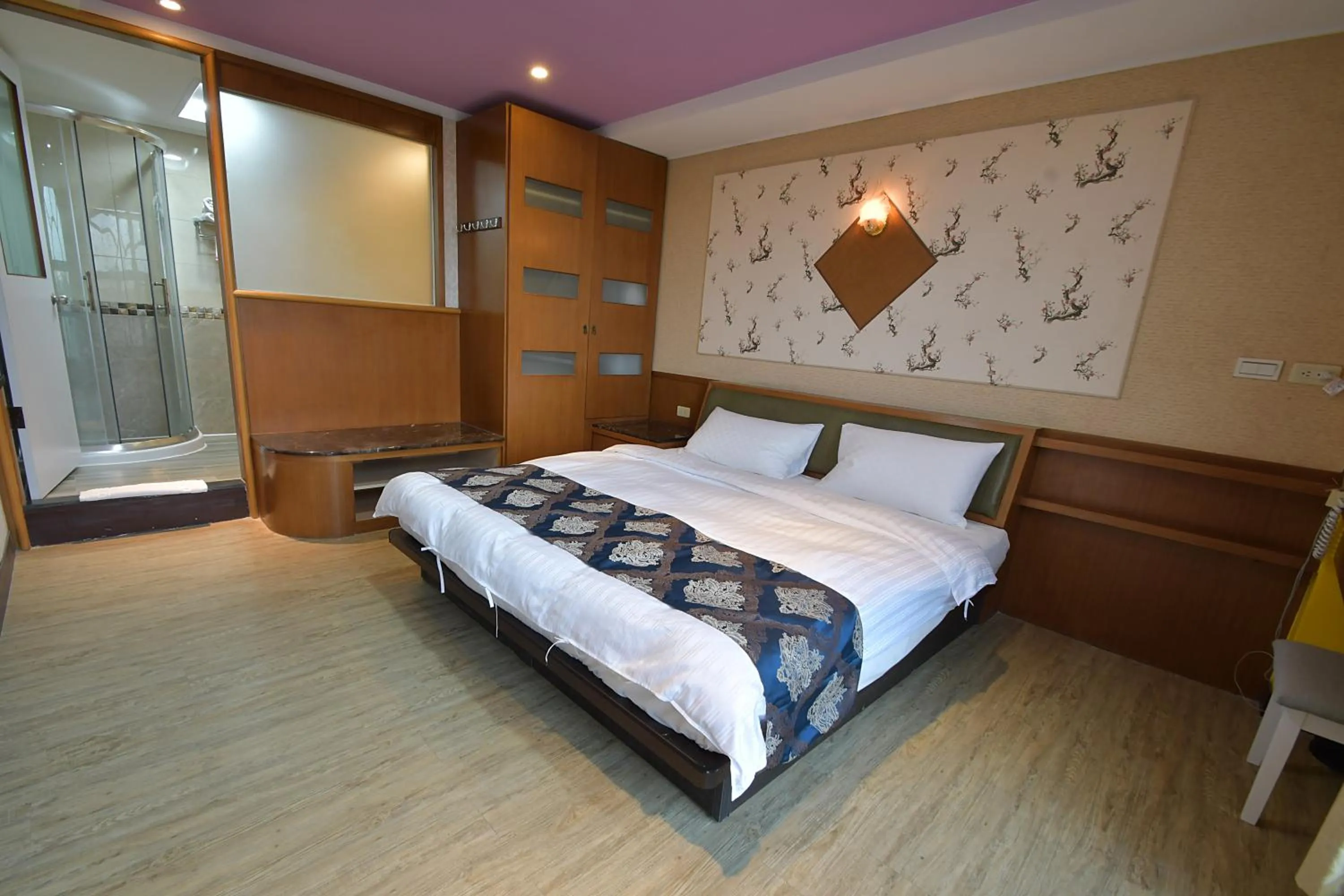 Bed in Jinsa Lakeside View Resort