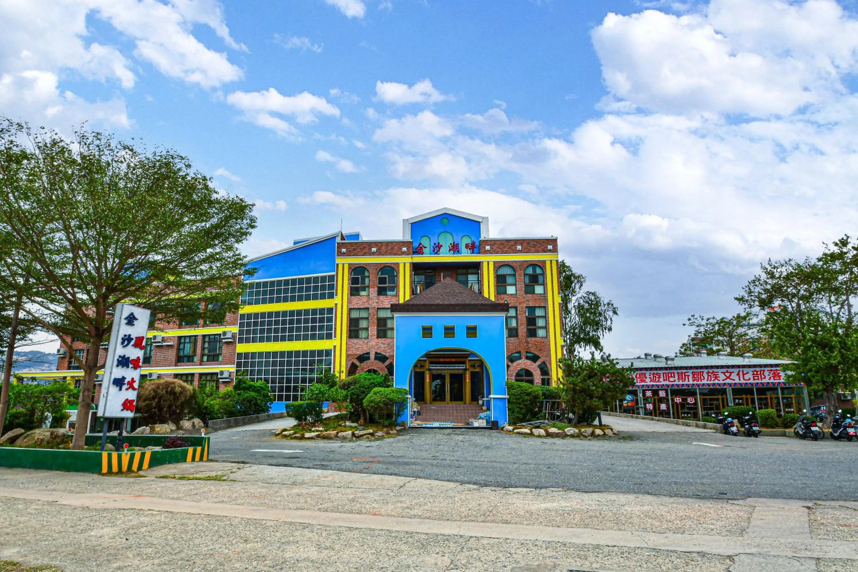 Property building in Jinsa Lakeside View Resort