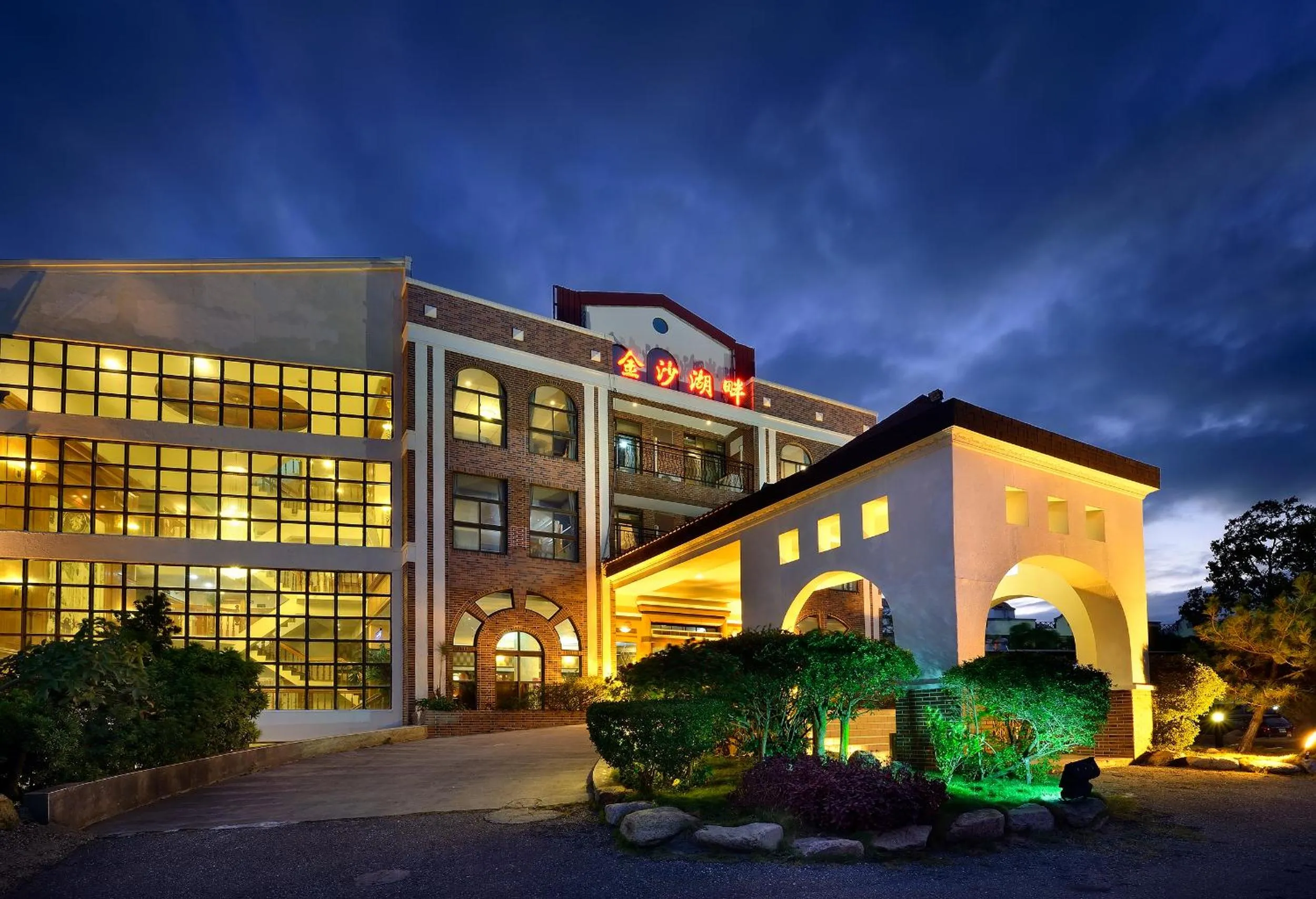 Property building in Jinsa Lakeside View Resort