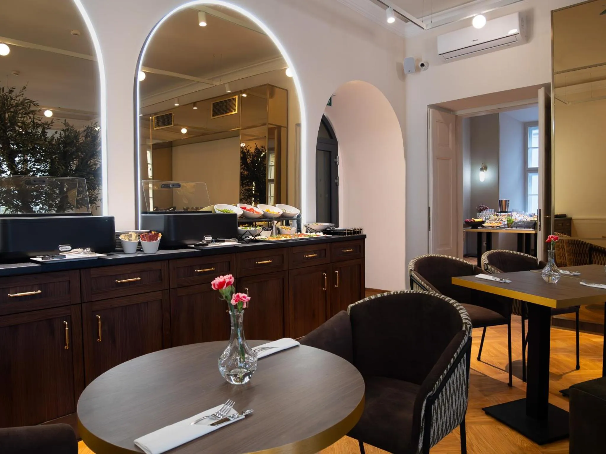 Restaurant/places to eat in Hotel Palladian