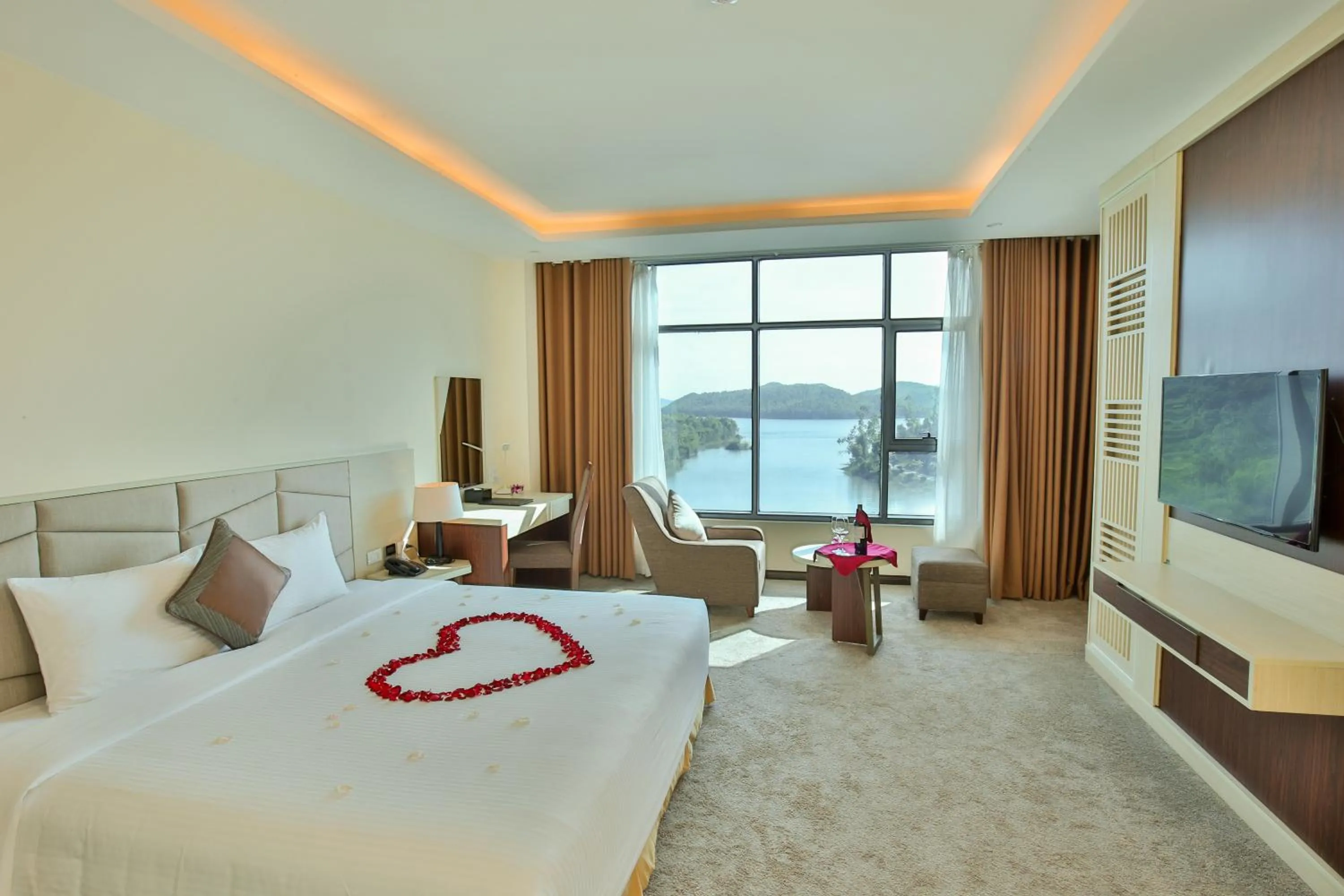 Bedroom, Bed in Muong Thanh Luxury Dien Lam