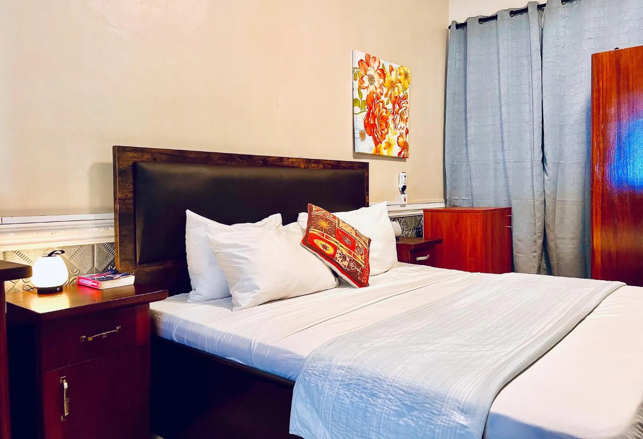 Bed in Coconut Pointe Villa & Beach Resort