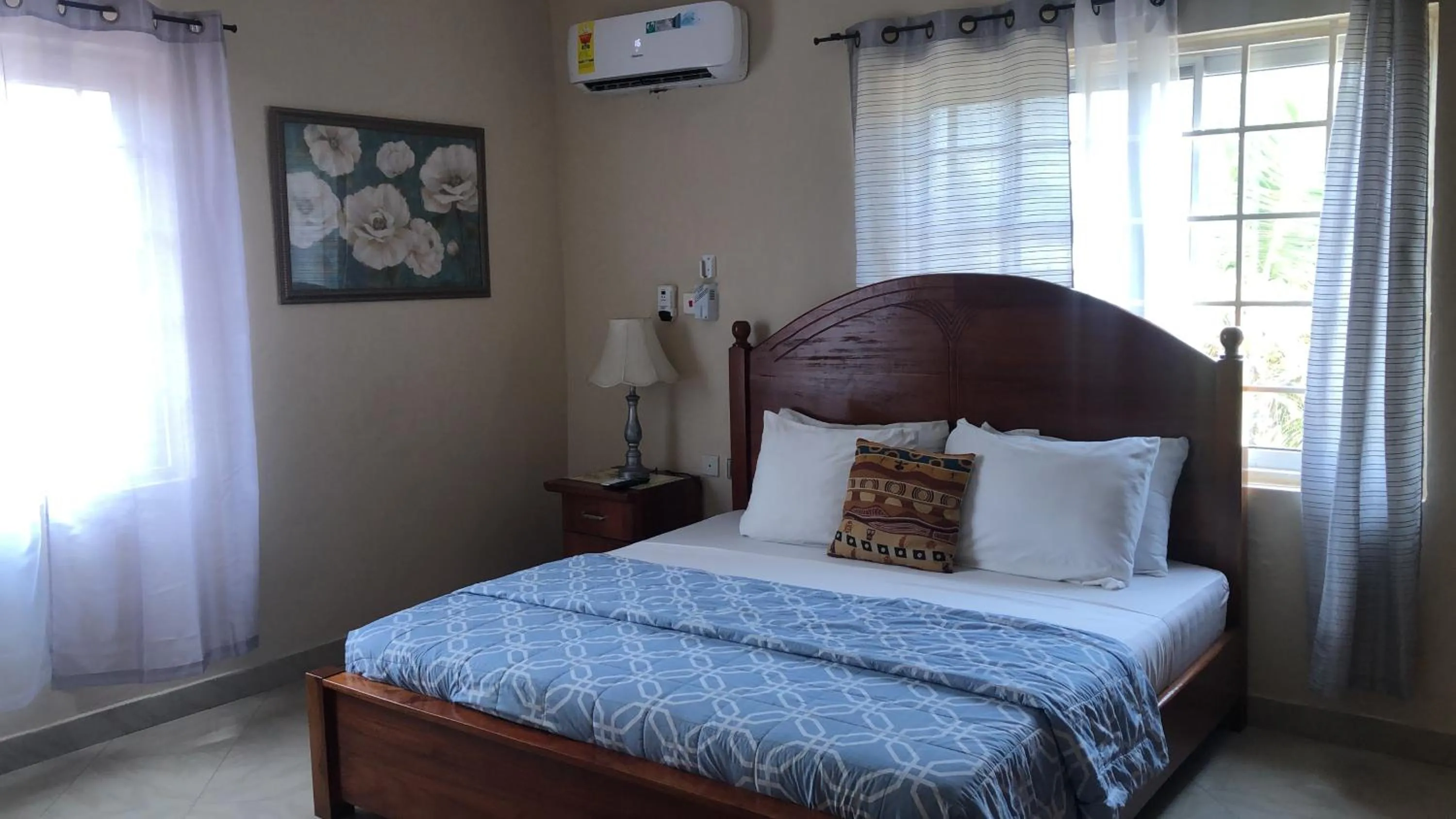 Bed in Coconut Pointe Villa & Beach Resort