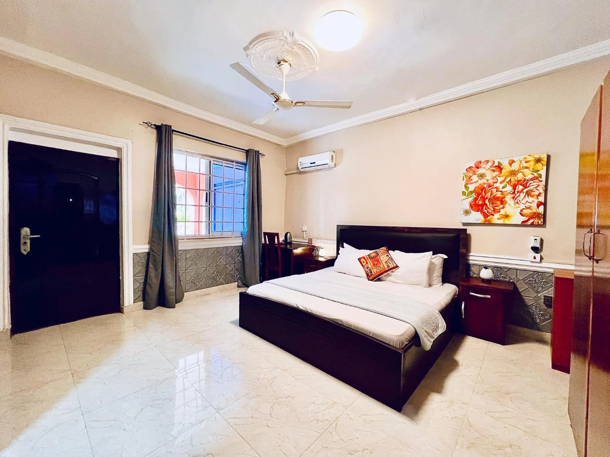 Bed in Coconut Pointe Villa & Beach Resort