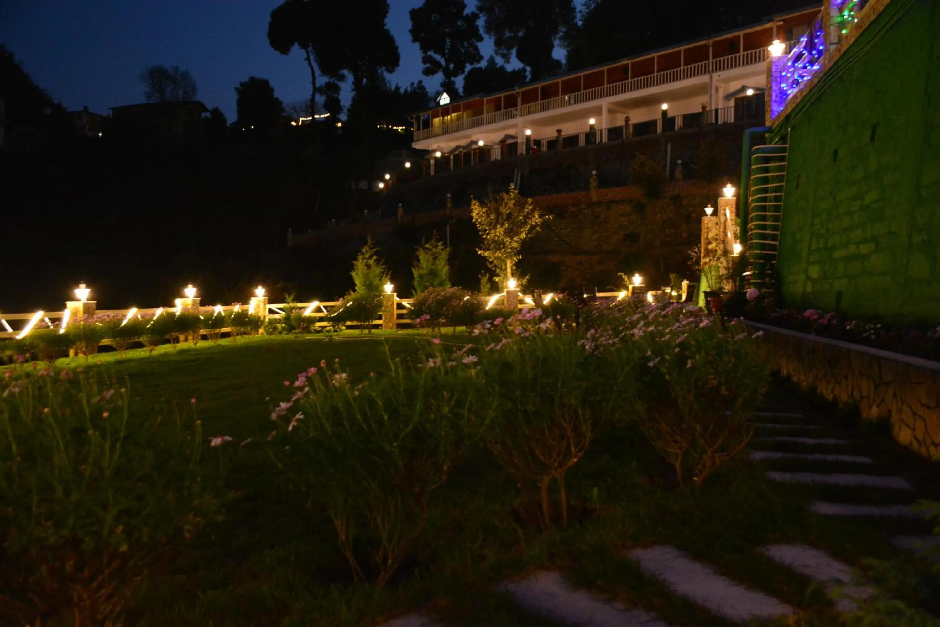 Garden in The Golden Peak, Hotel