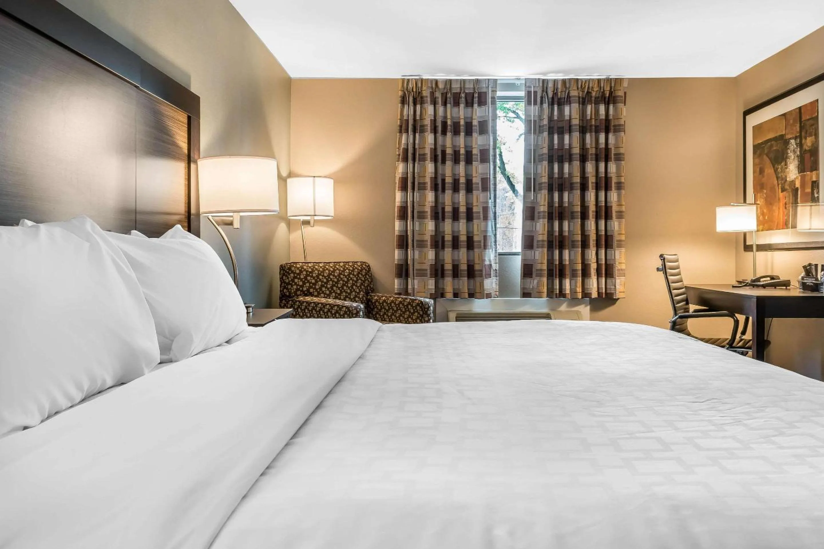 Bedroom in Clarion Inn Belle Vernon