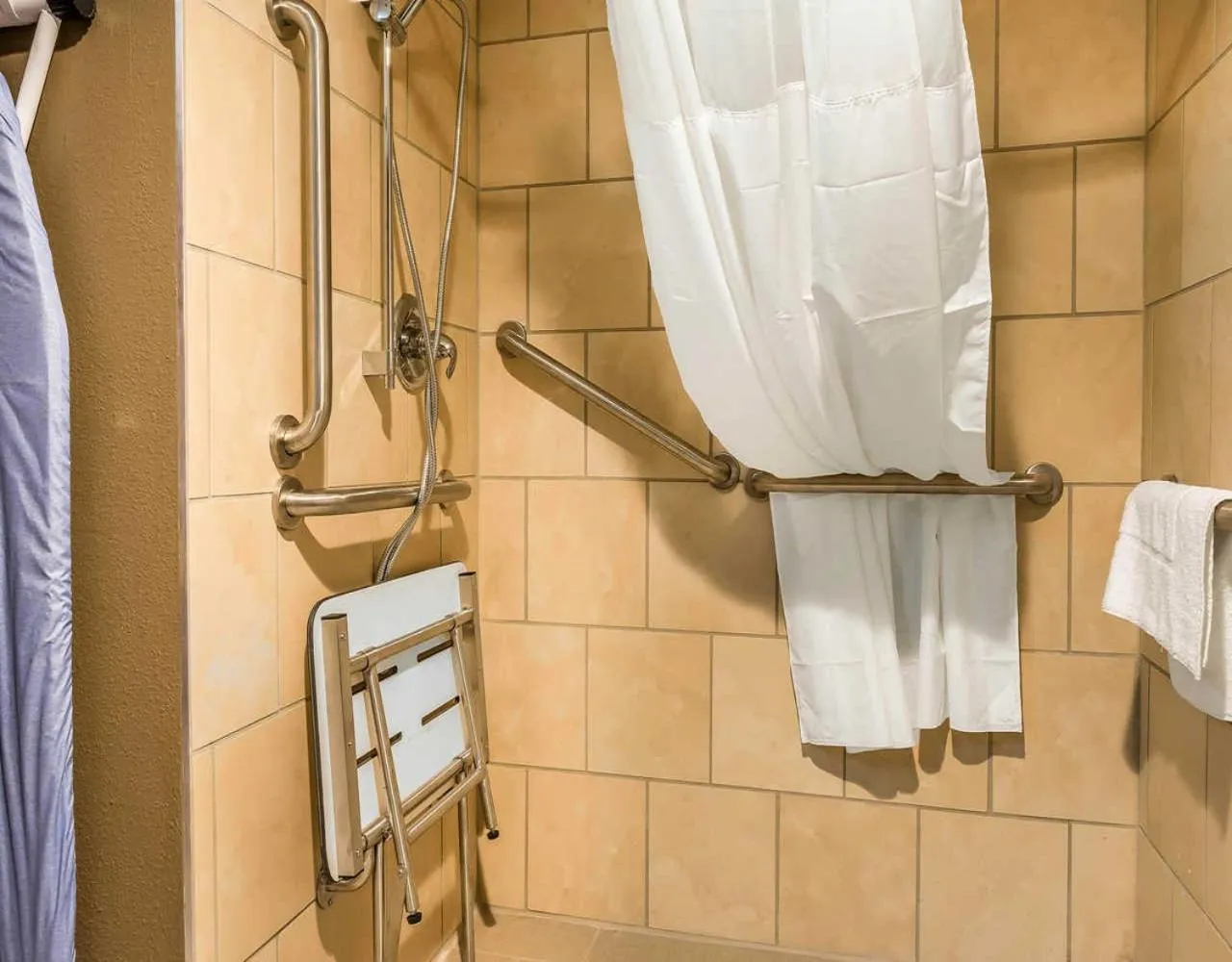 Shower in Clarion Inn Belle Vernon