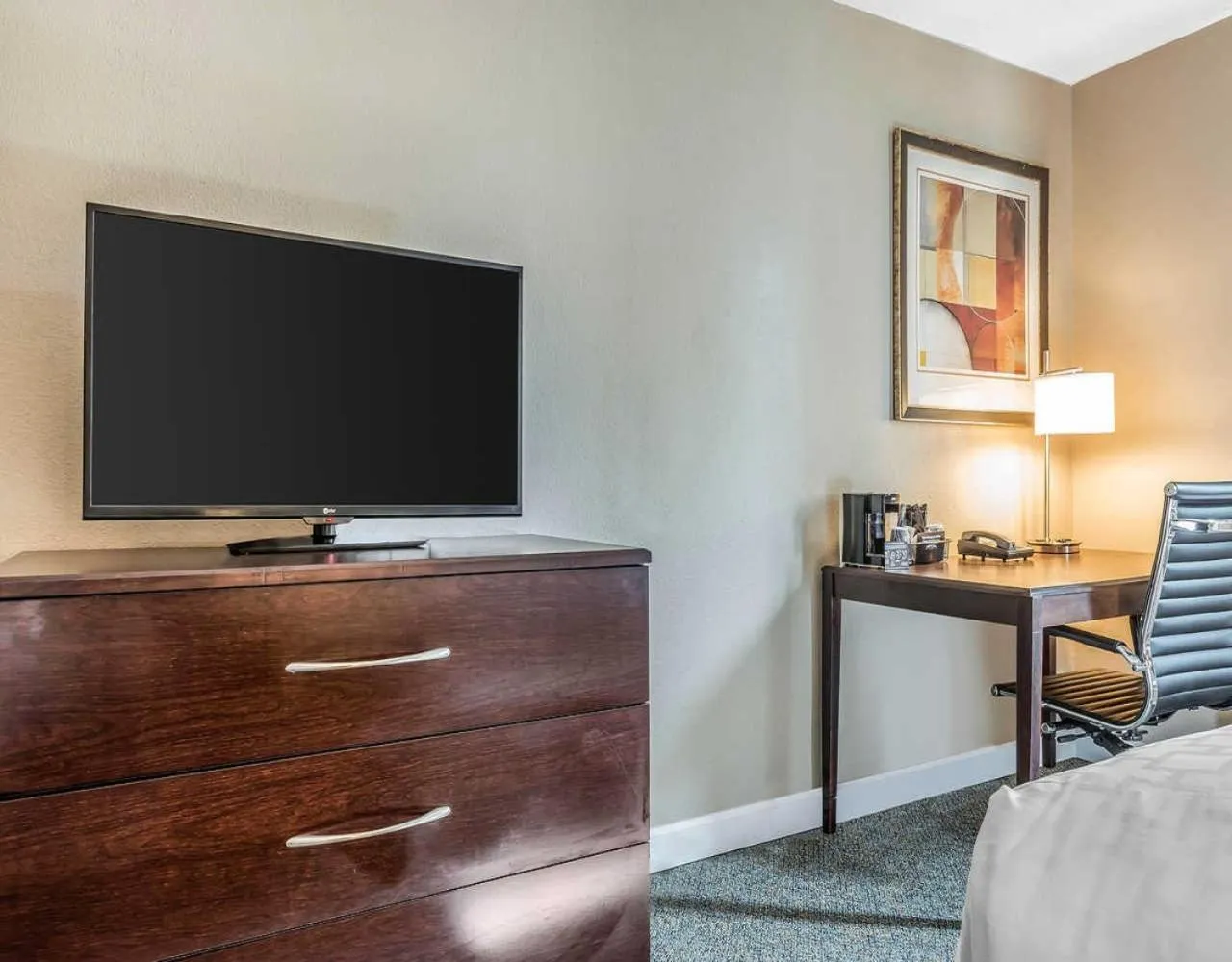 TV and multimedia in Clarion Inn Belle Vernon