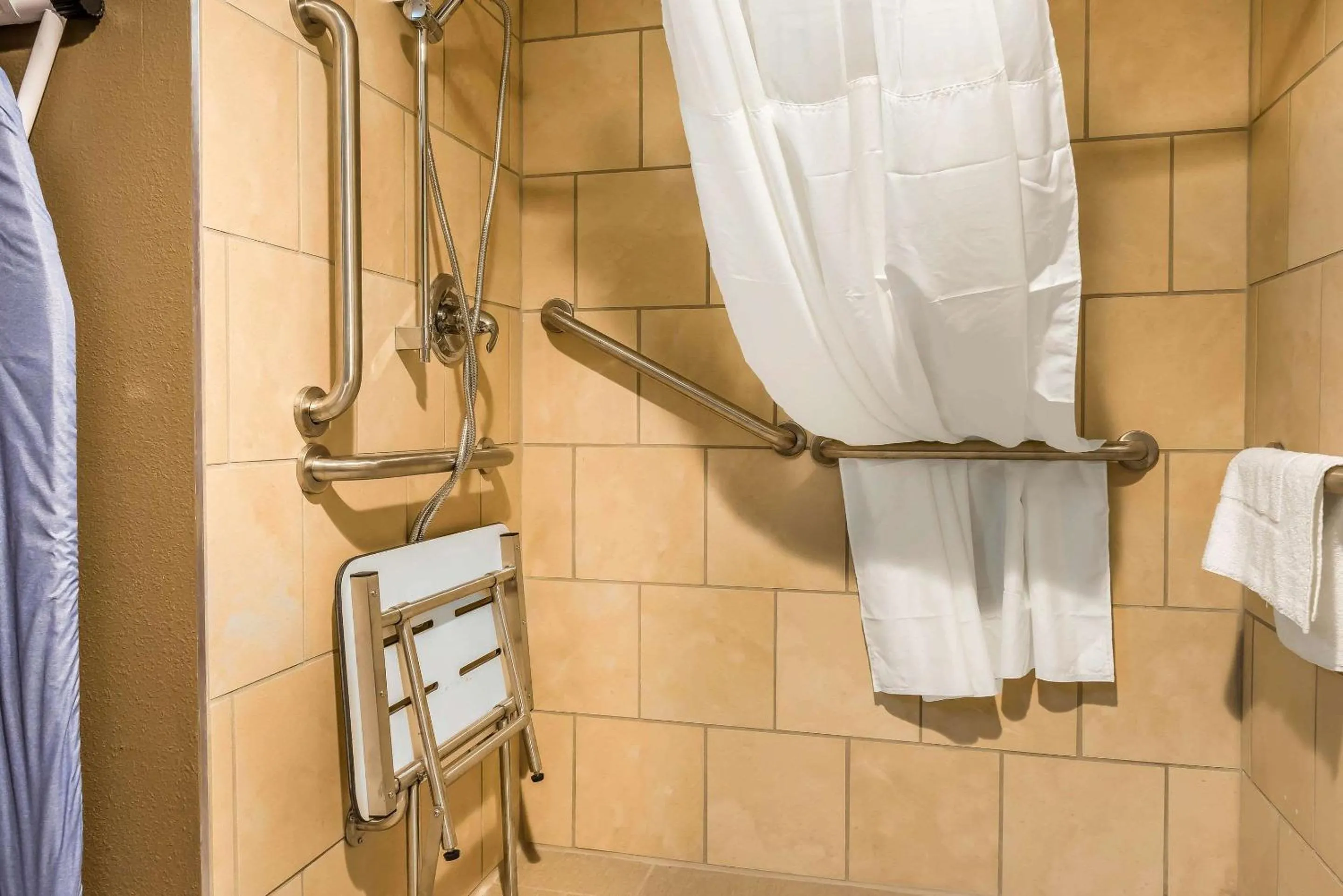 Bathroom in Clarion Inn Belle Vernon