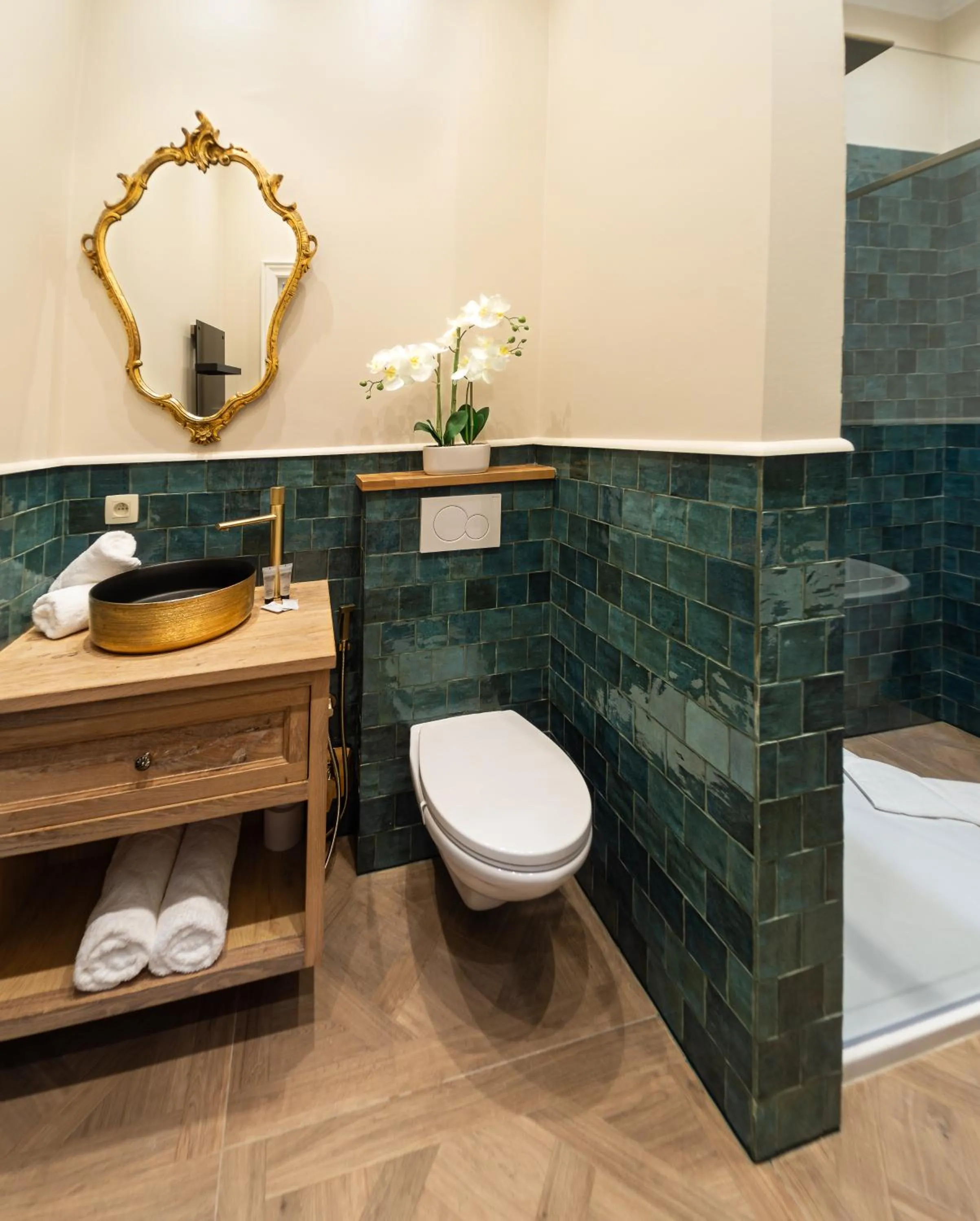 Toilet in Hotel Leopold