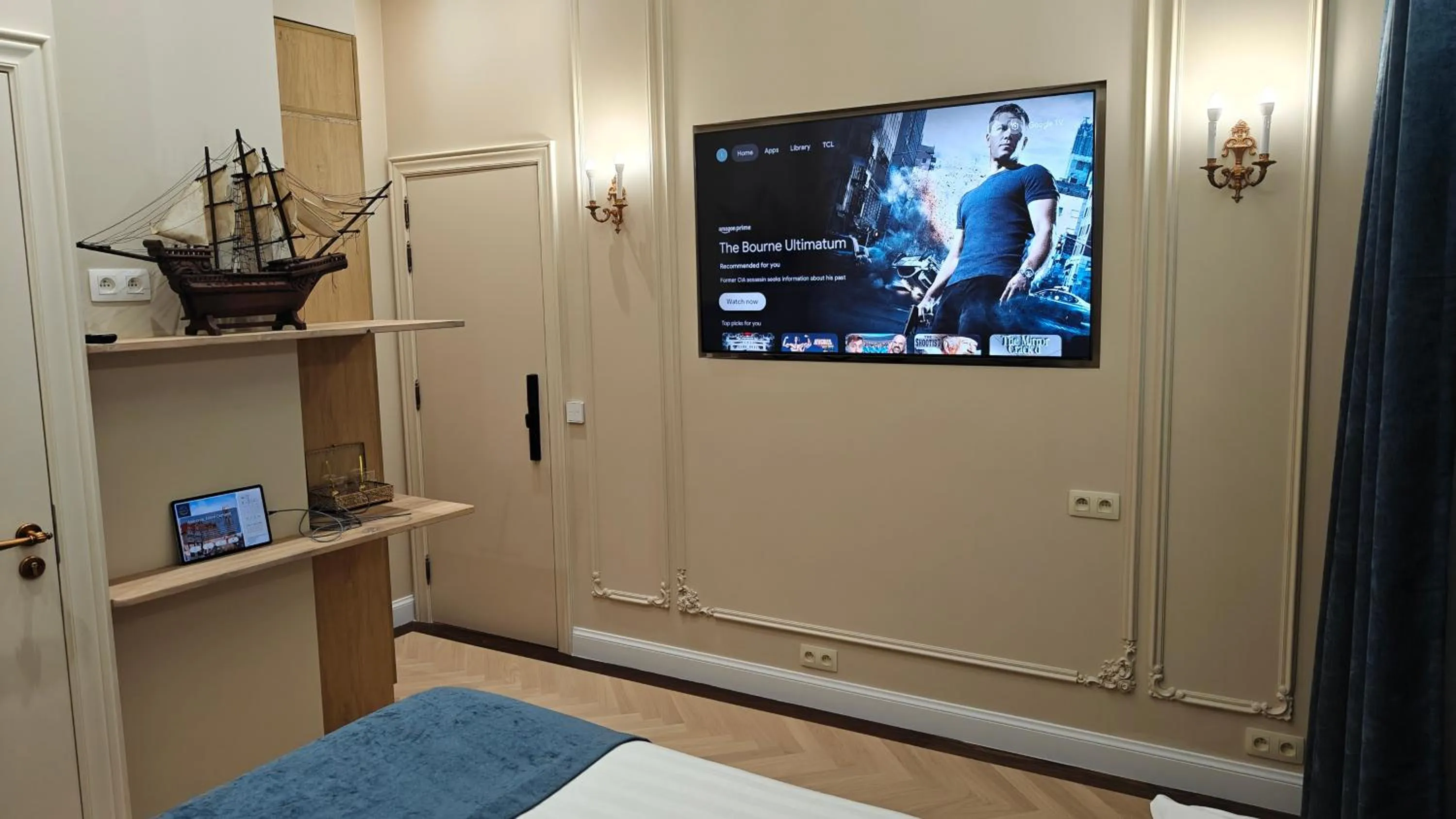 TV and multimedia, Bed in Hotel Leopold