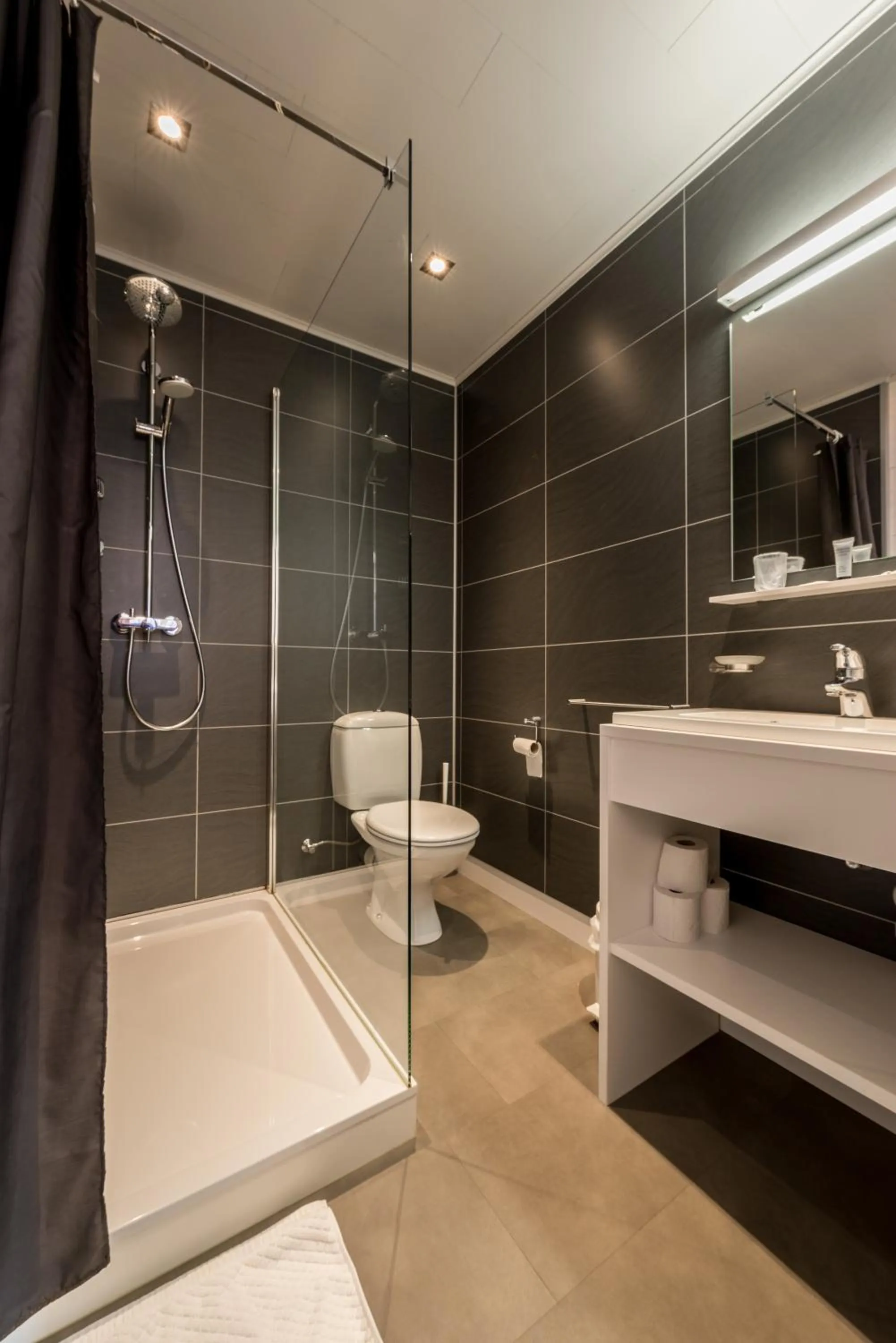 Shower in Hotel Leopold