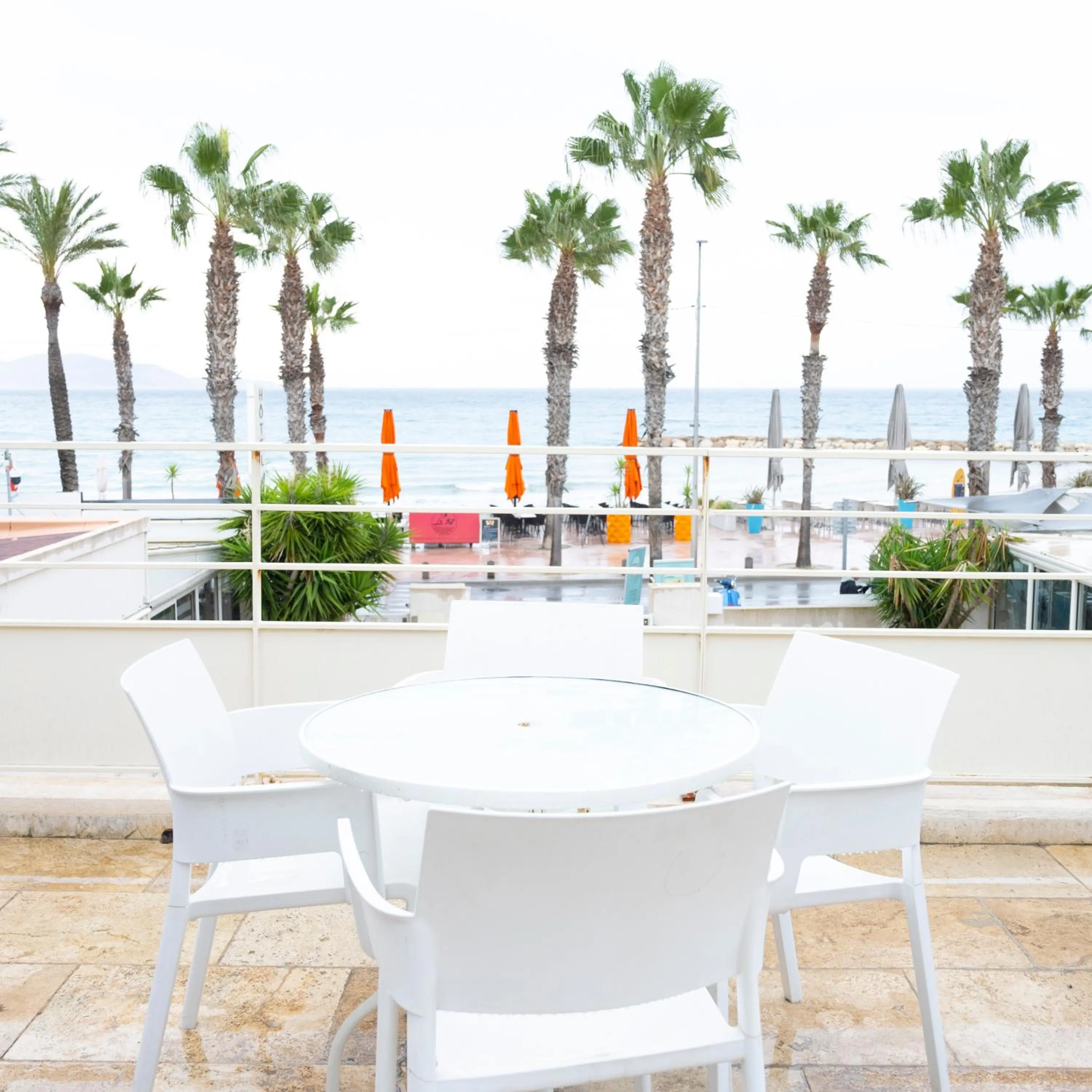 Patio in Hotel La Ciotat - A deux pas de l'eau
