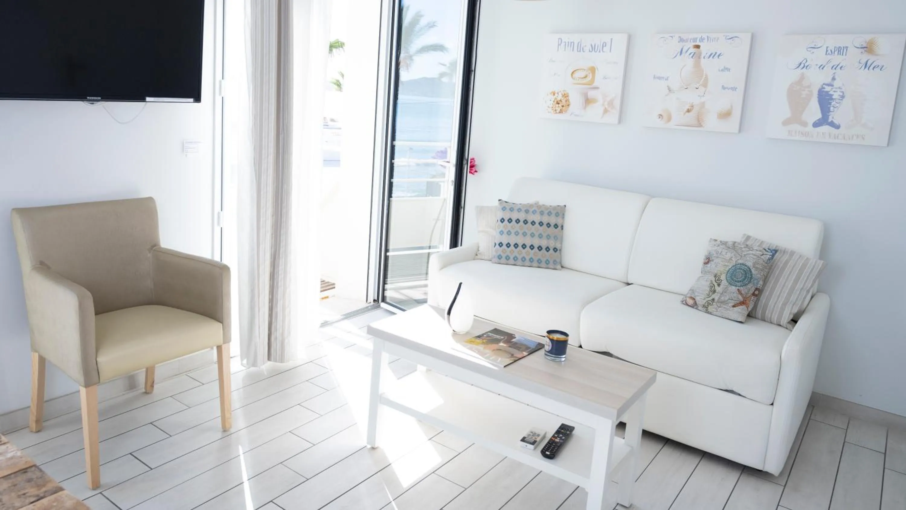 TV and multimedia in Hotel La Ciotat - A deux pas de l'eau