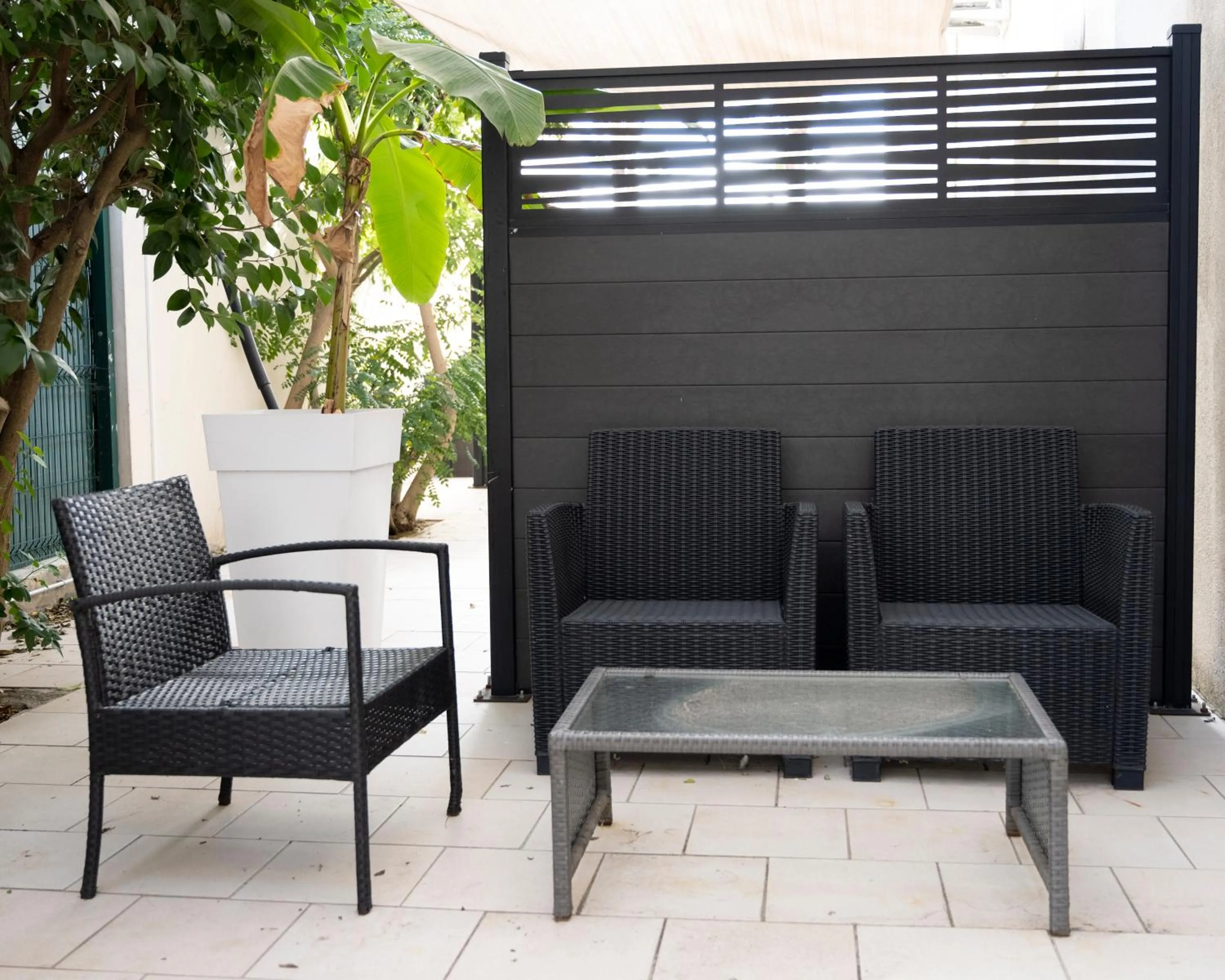 Patio in Hotel La Ciotat - A deux pas de l'eau