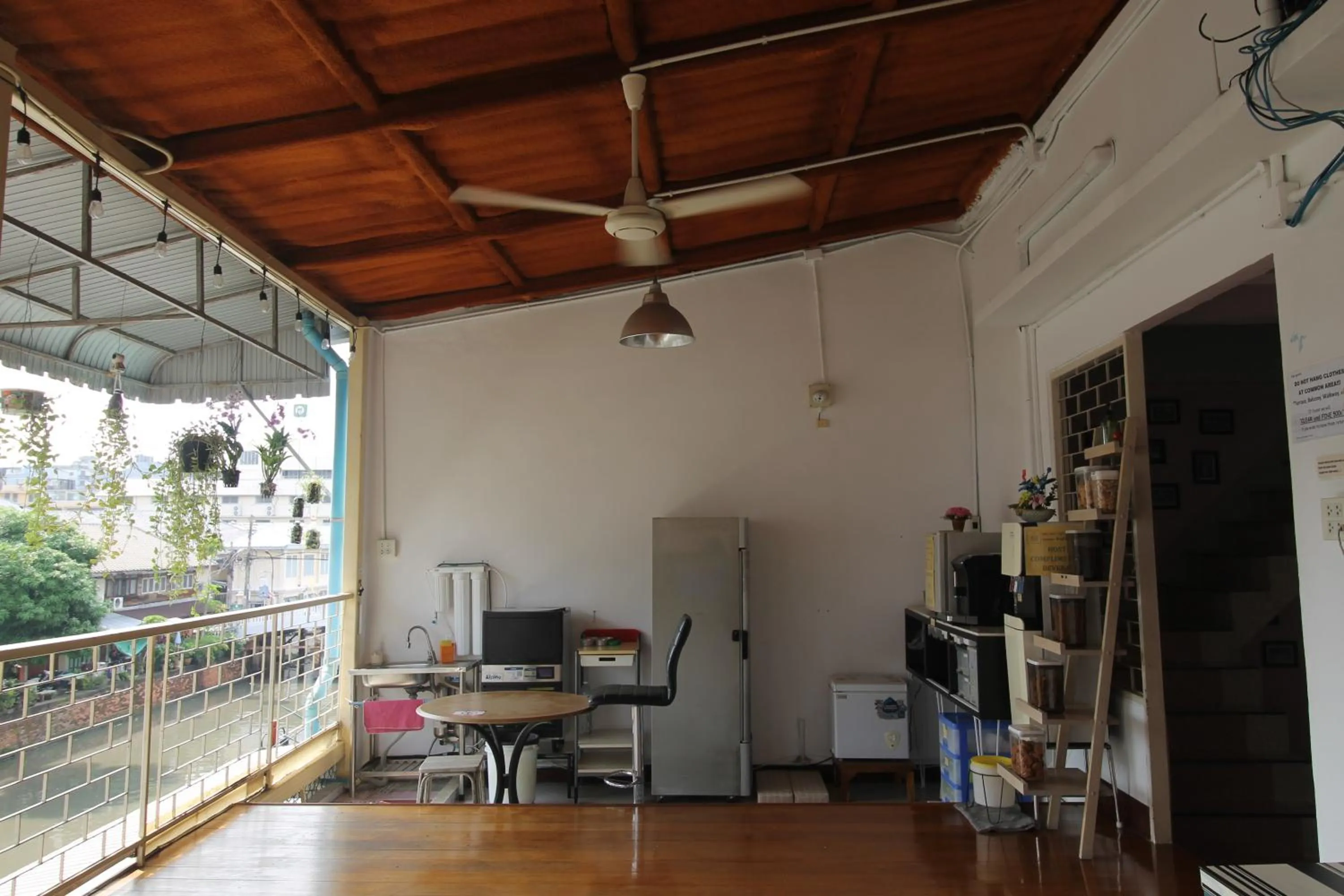 Patio in Baan Nampetch Hostel