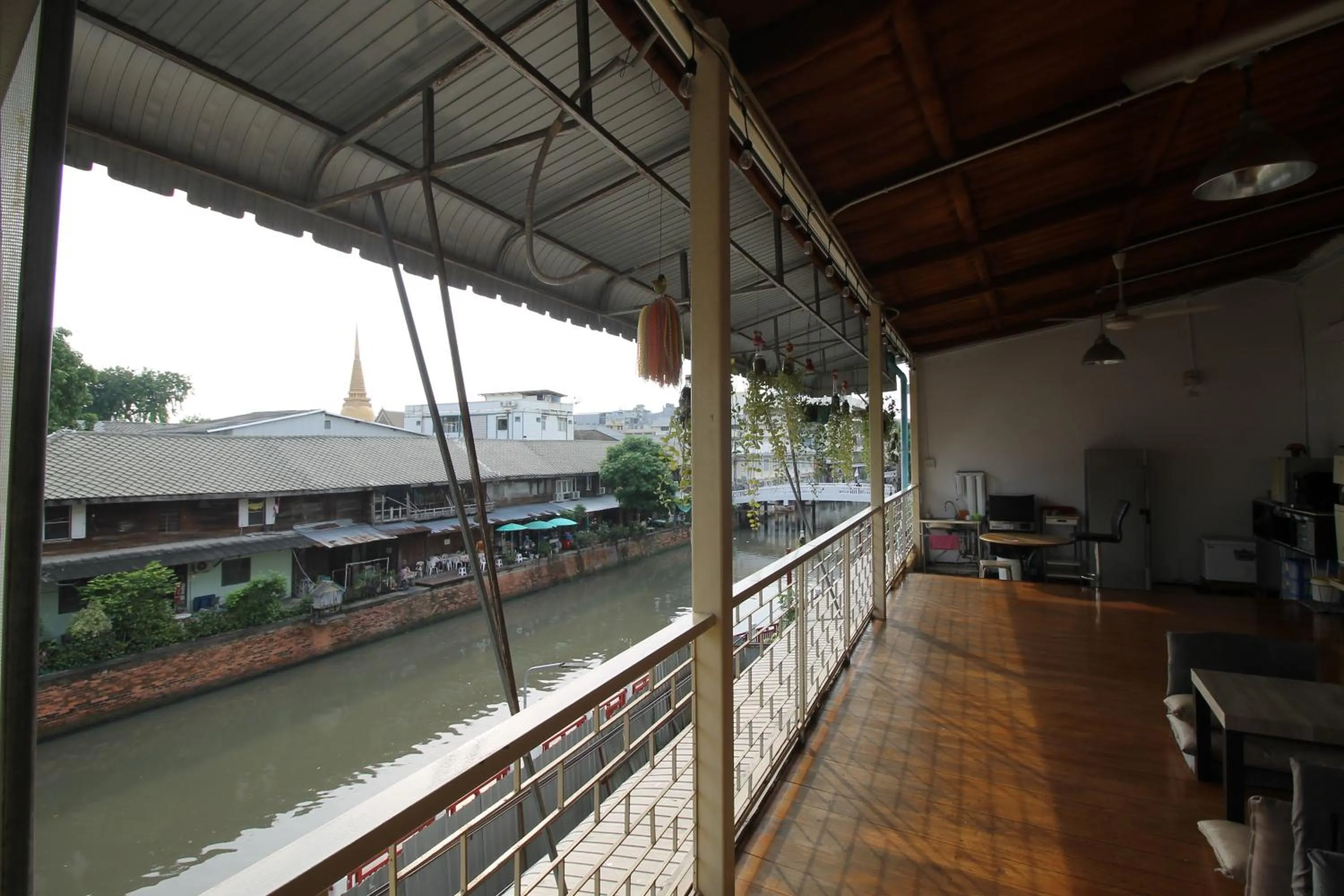 Patio in Baan Nampetch Hostel