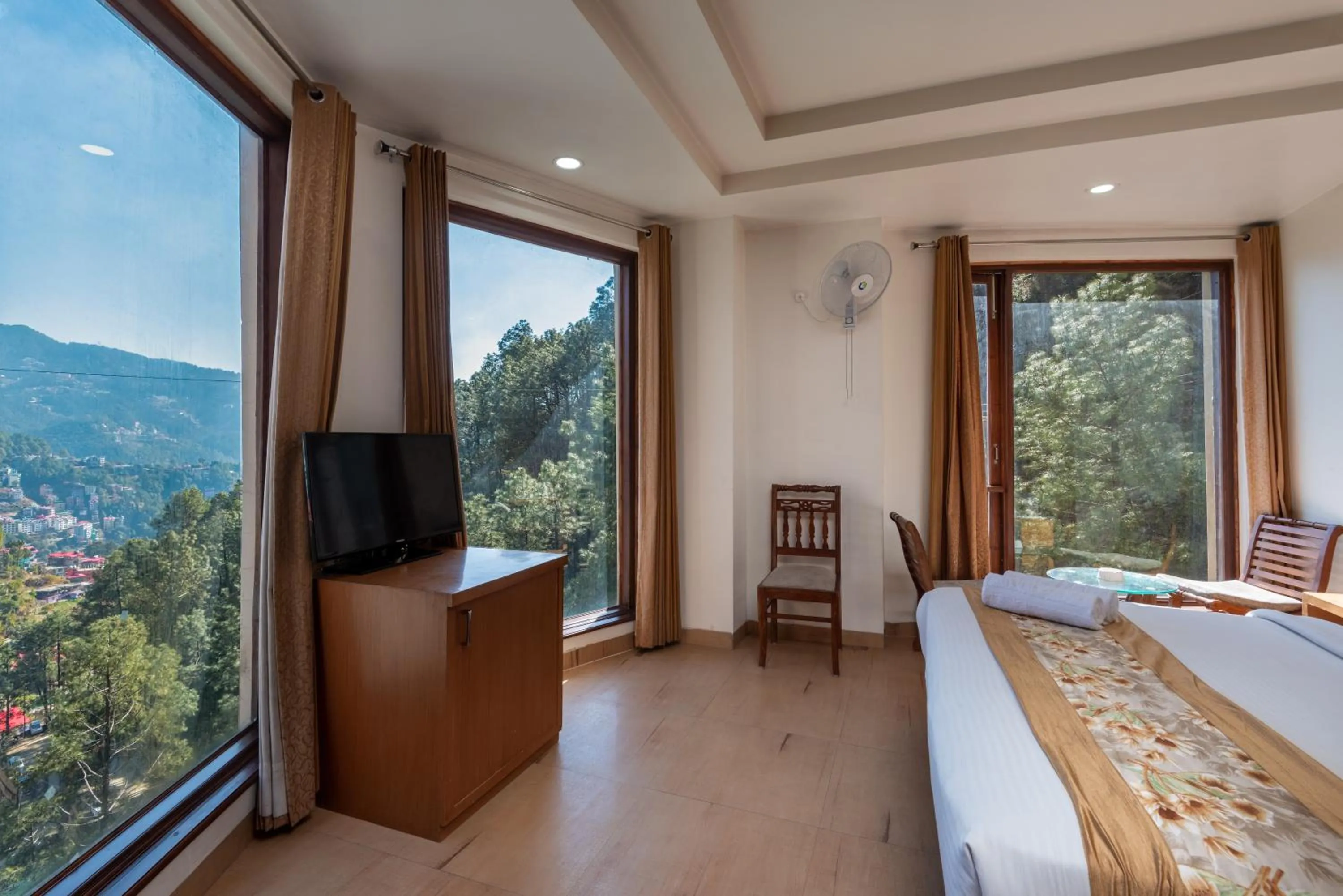 Communal lounge/ TV room, Bed in Rock Castle By DLS Hotels