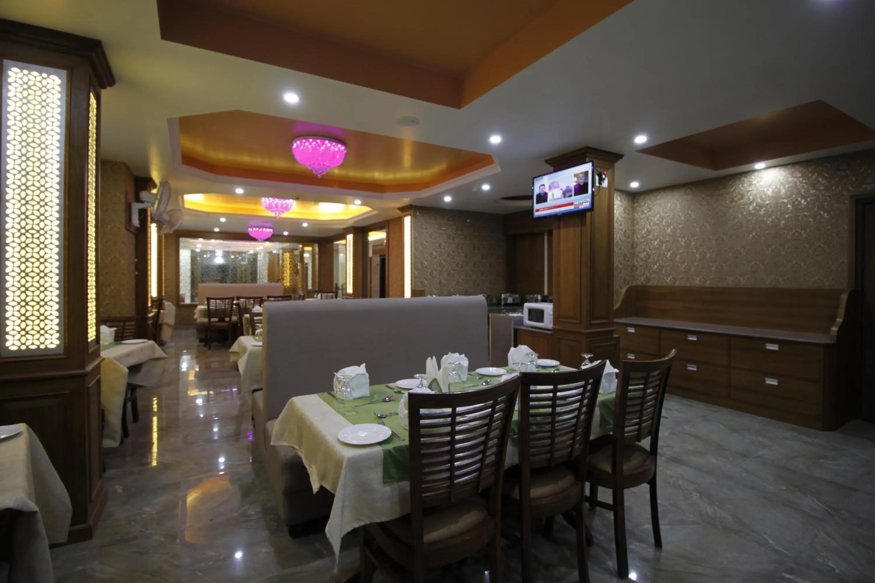 Restaurant/places to eat in Rock Castle By DLS Hotels