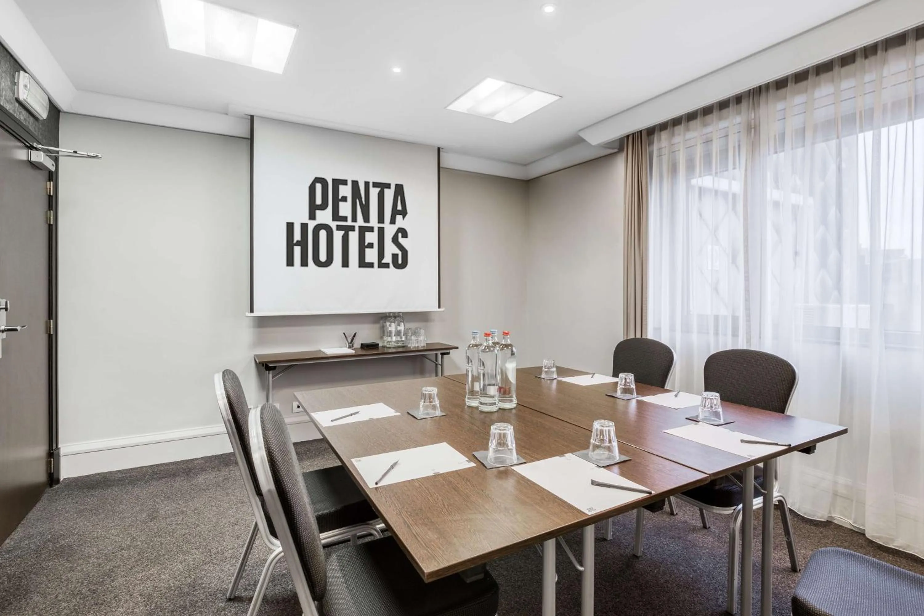 Photo of the whole room in pentahotel Brussels City Centre