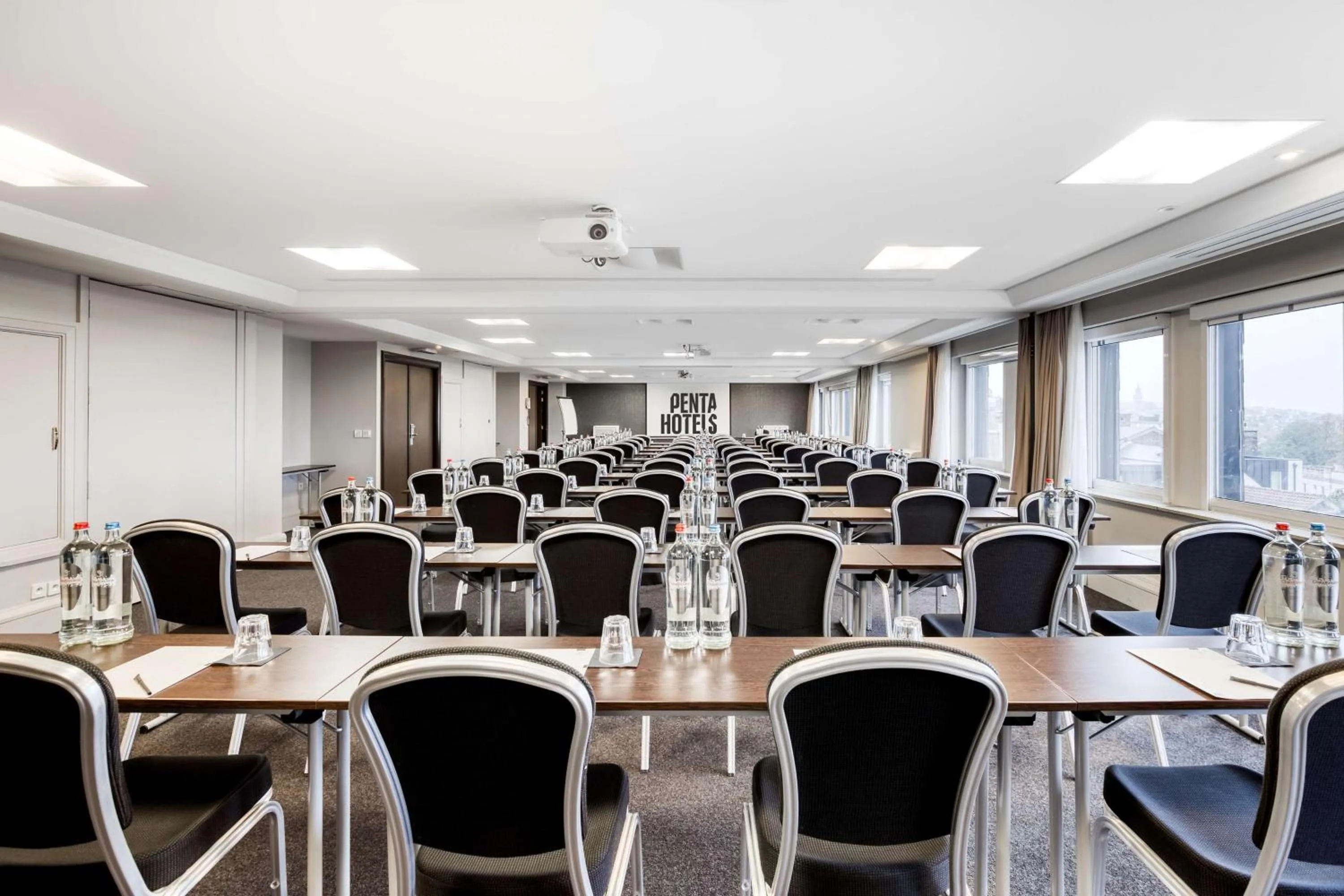 Photo of the whole room in pentahotel Brussels City Centre