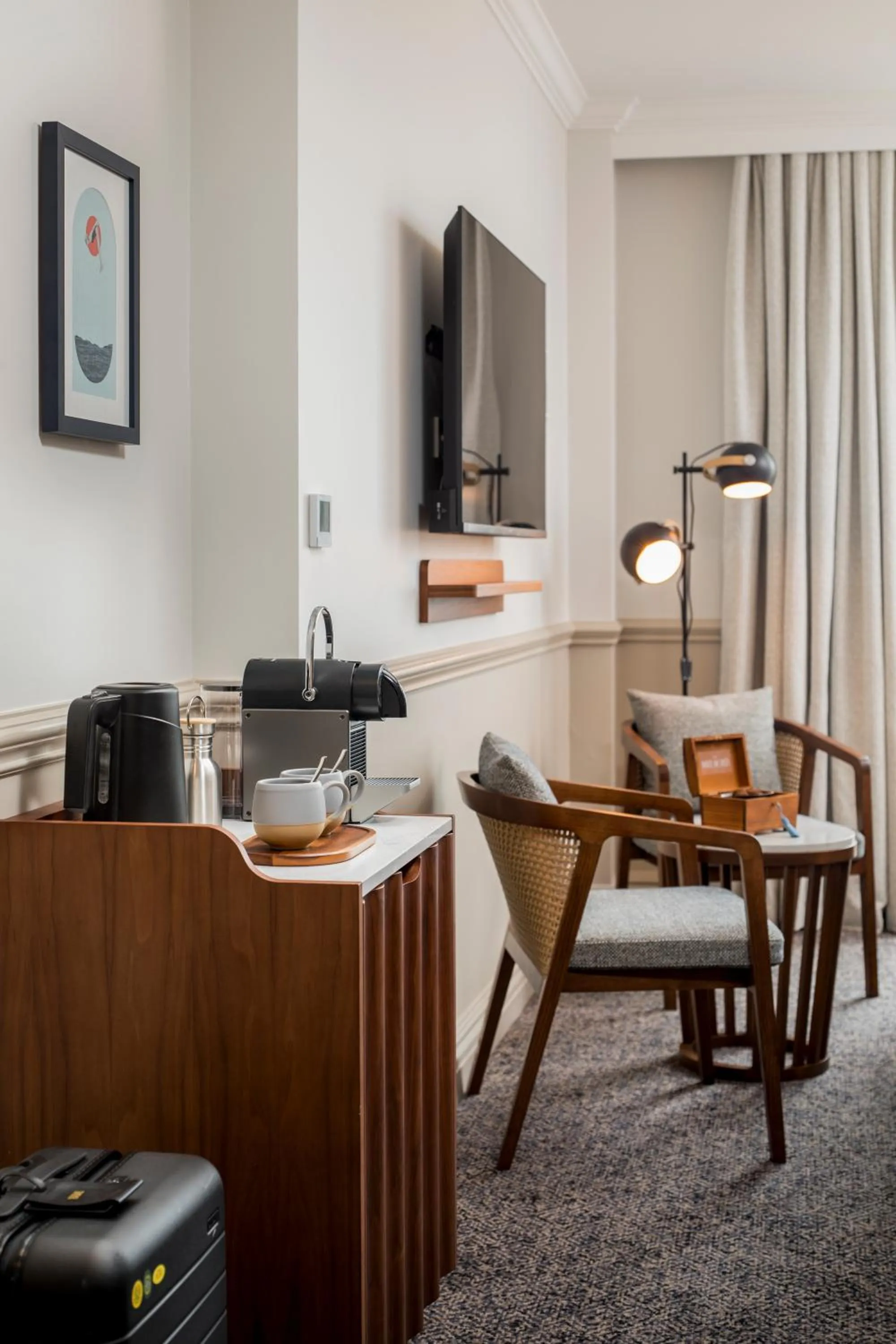 TV and multimedia in The White Horses by Everly Hotels Collection