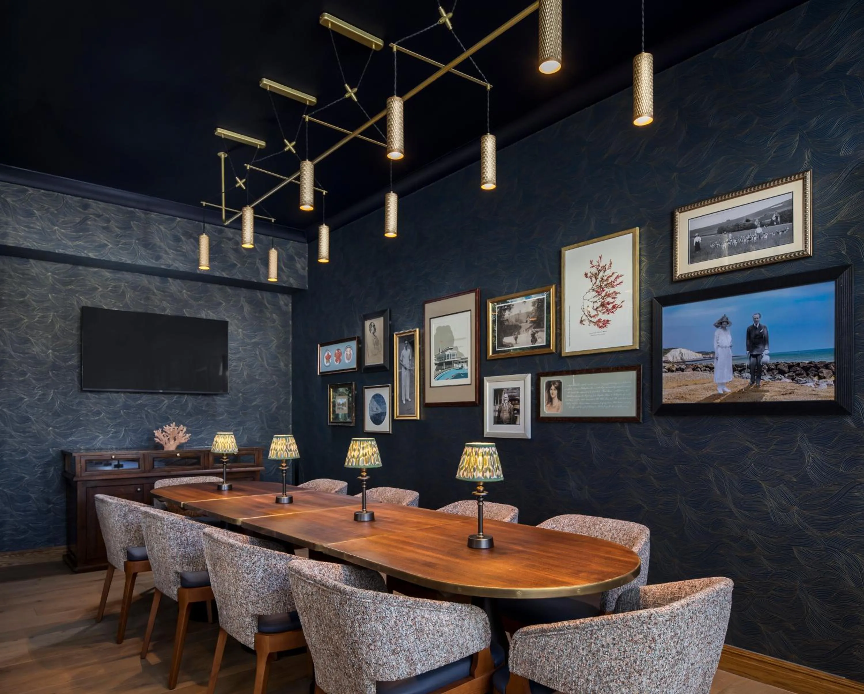 Communal lounge/ TV room in The White Horses by Everly Hotels Collection