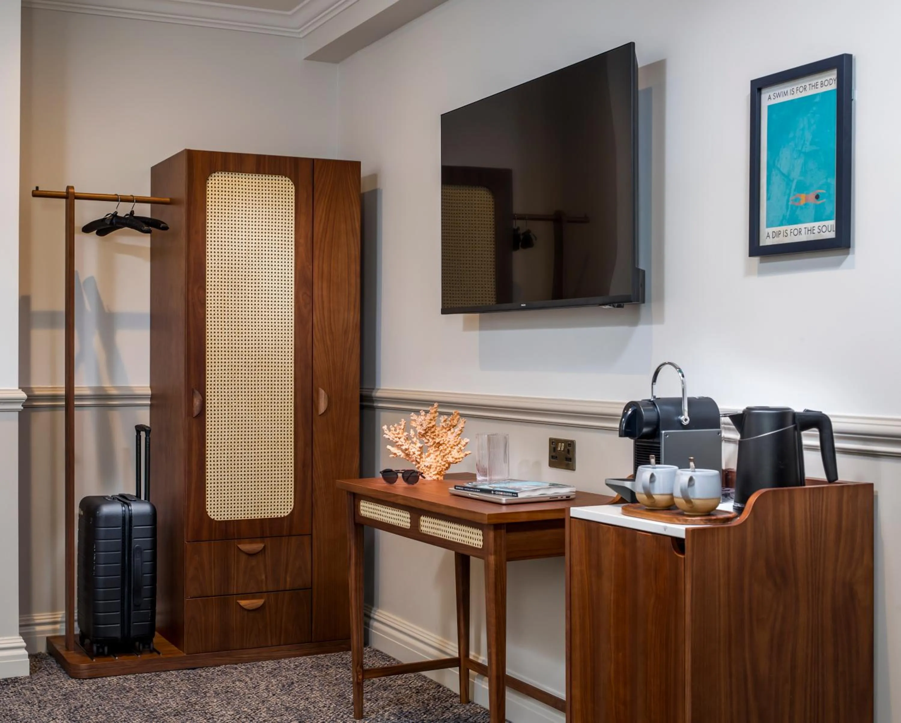 TV and multimedia in The White Horses by Everly Hotels Collection