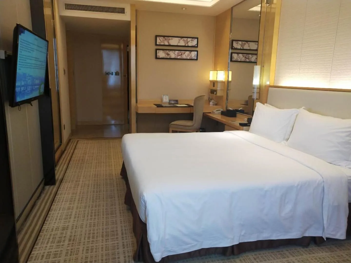 Bed in Ramada Plaza Qiandeng Kunshan