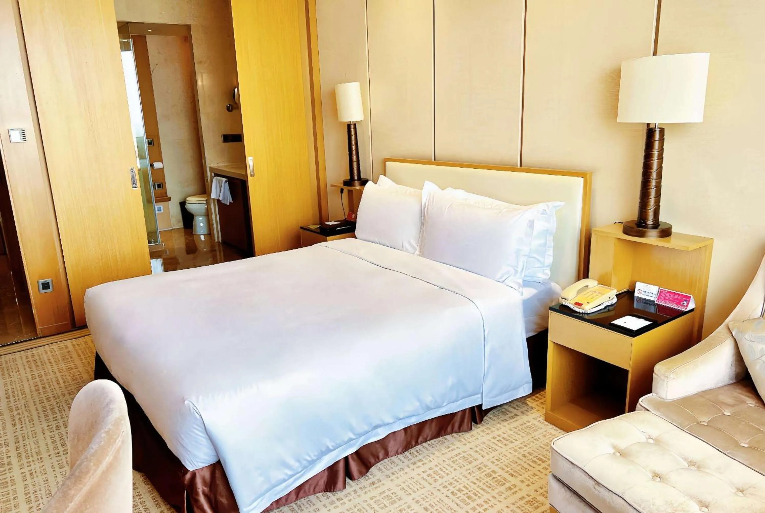Photo of the whole room, Bed in Ramada Plaza Qiandeng Kunshan