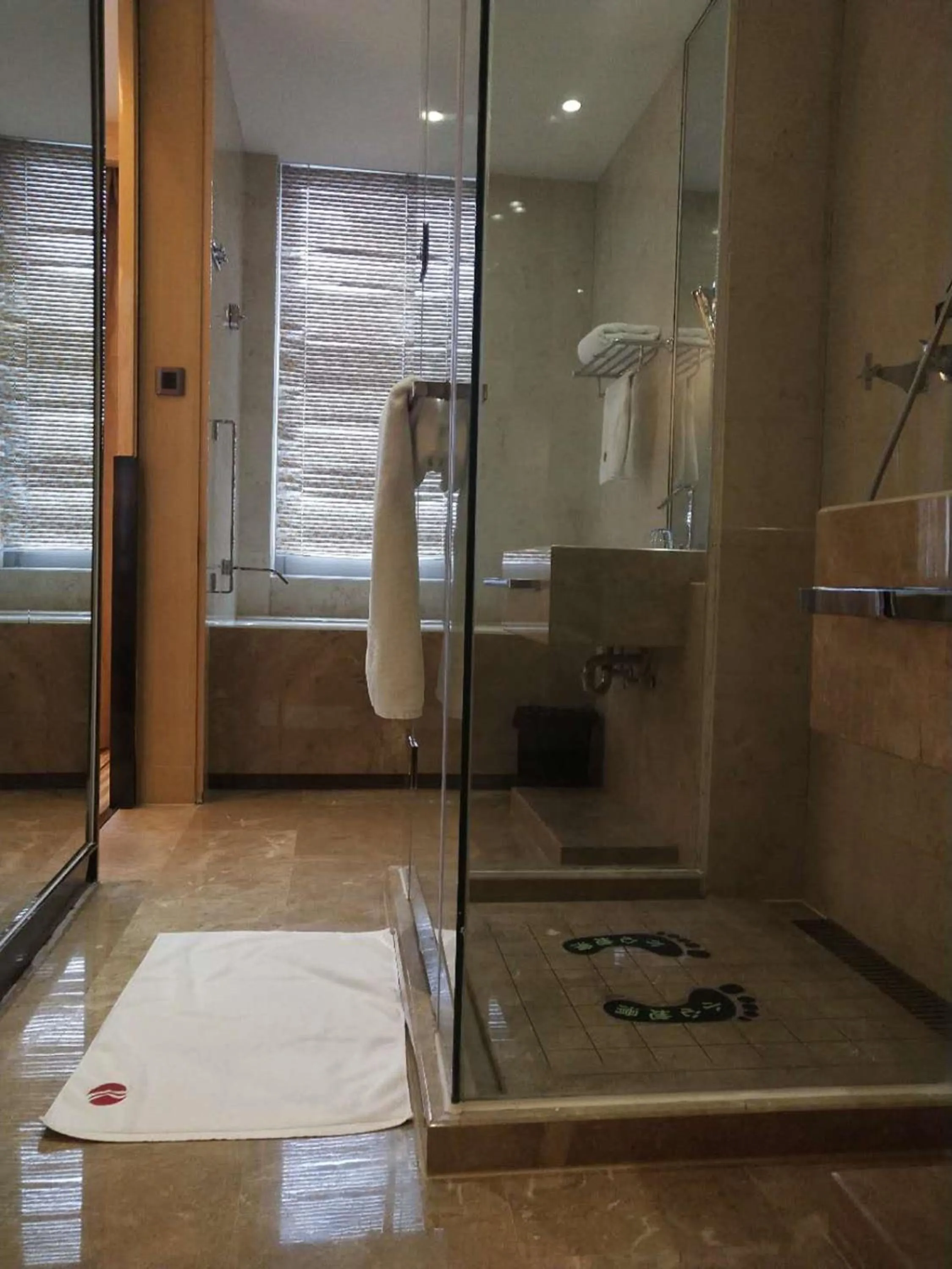 Shower in Ramada Plaza Qiandeng Kunshan