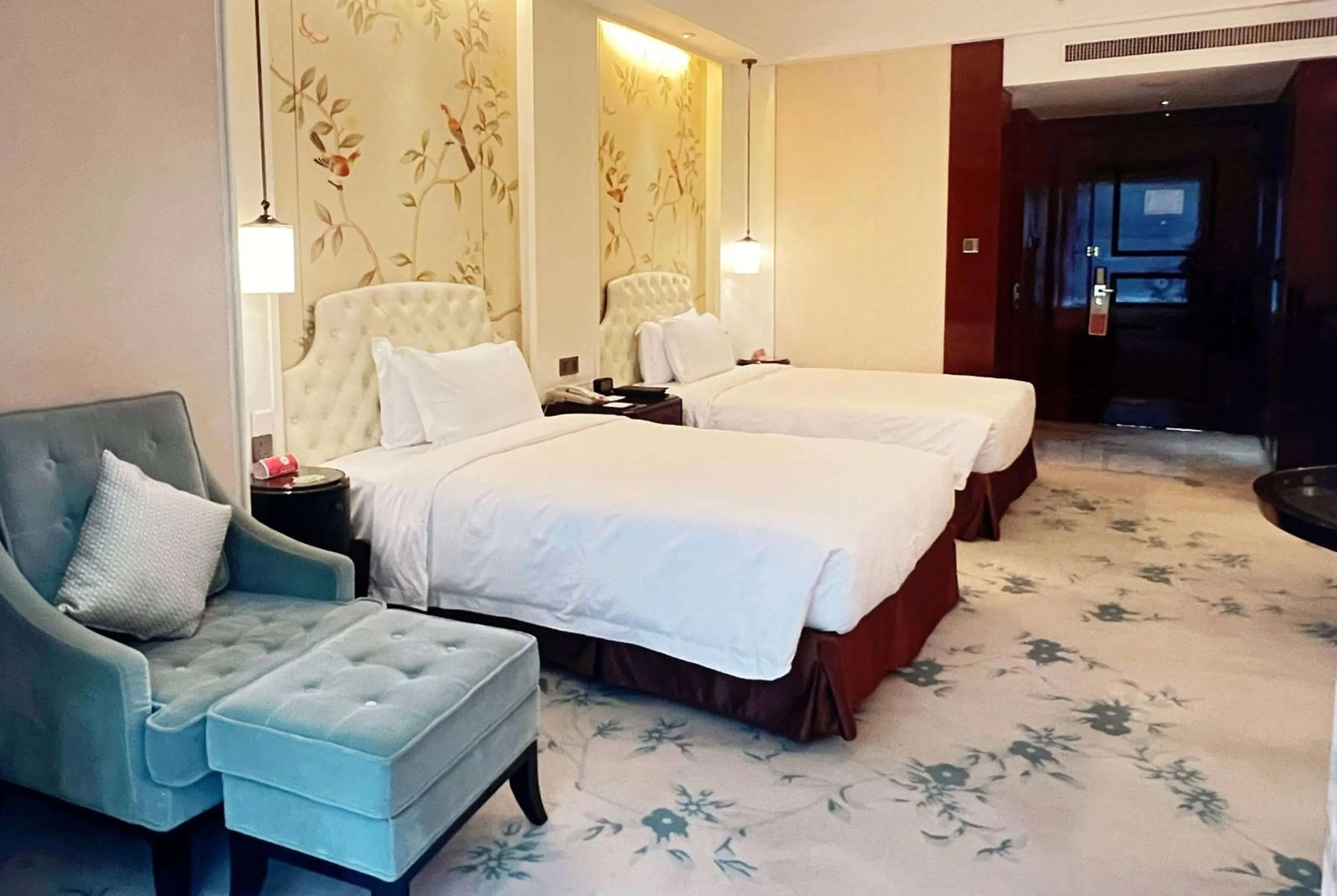 Photo of the whole room, Bed in Ramada Plaza Qiandeng Kunshan