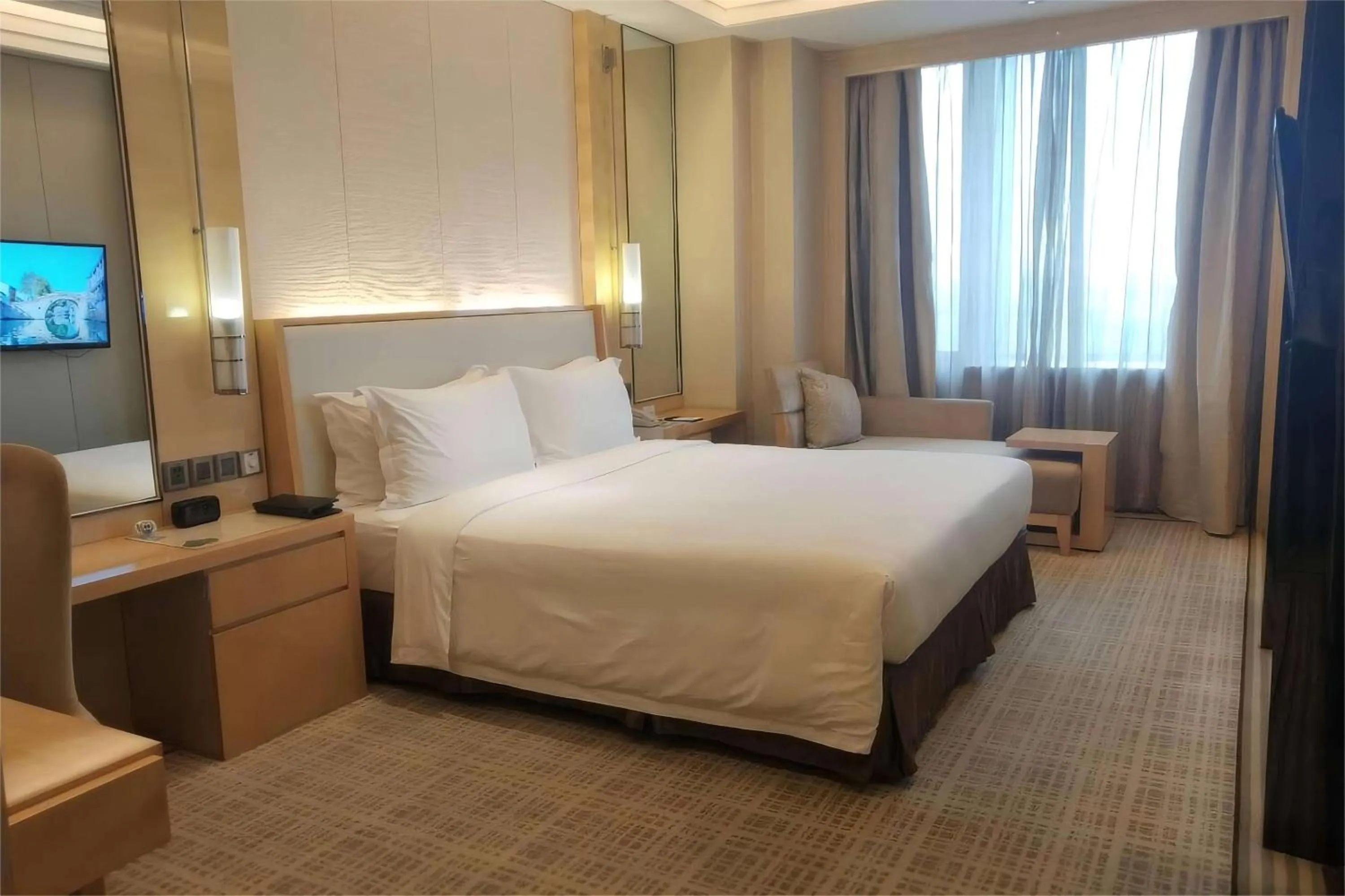 Photo of the whole room, Bed in Ramada Plaza Qiandeng Kunshan