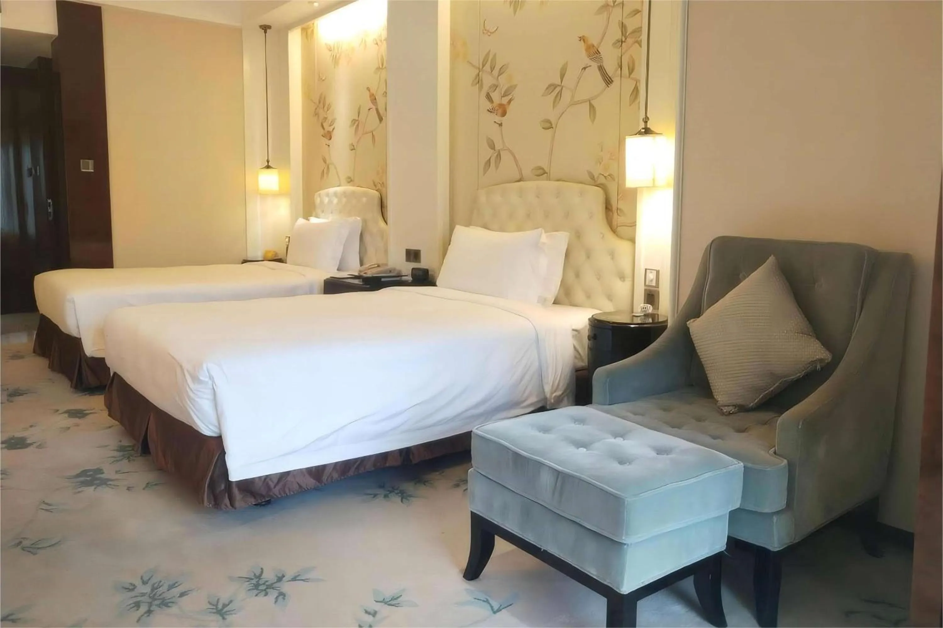 Photo of the whole room, Bed in Ramada Plaza Qiandeng Kunshan