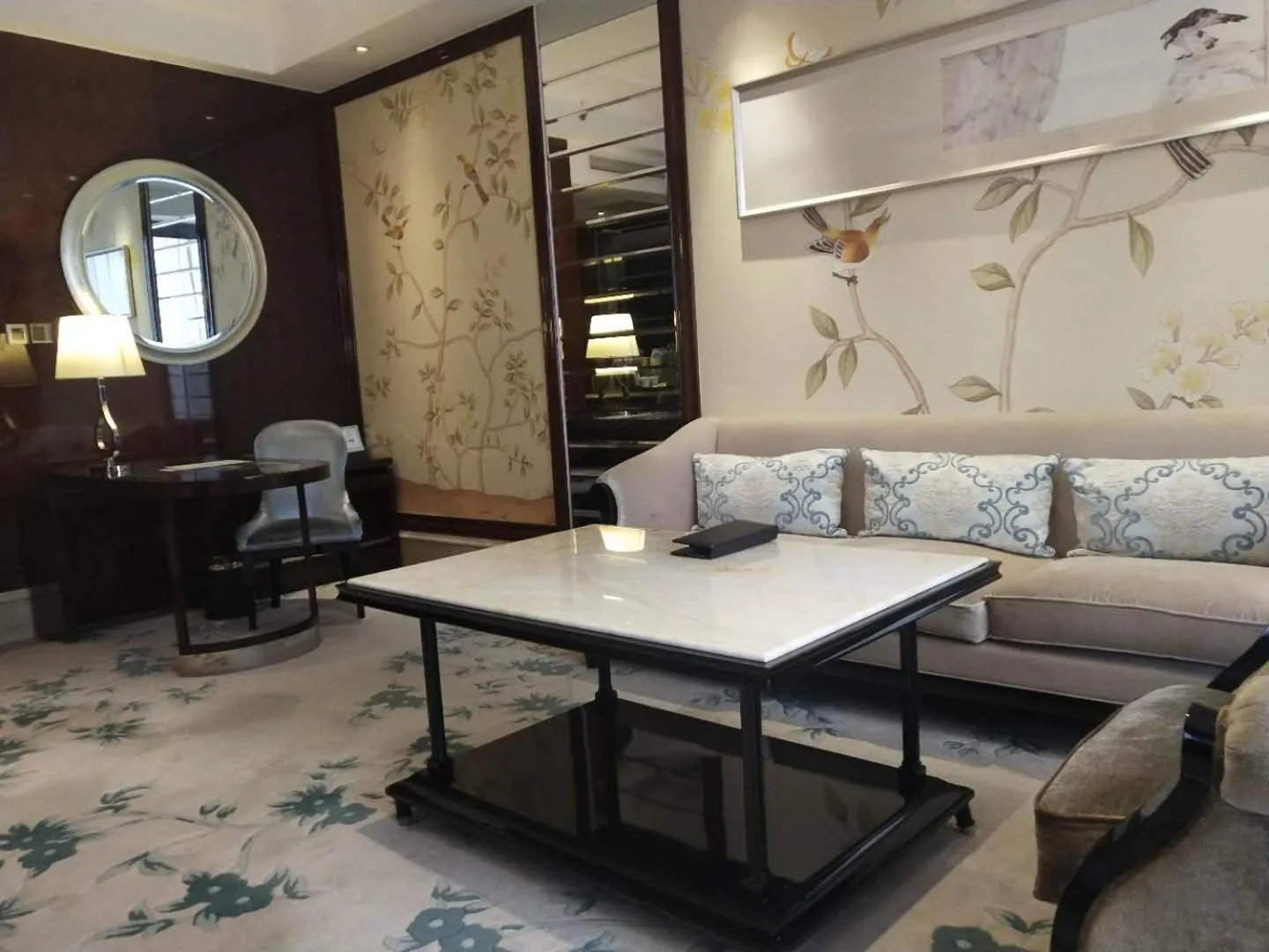 Living room in Ramada Plaza Qiandeng Kunshan