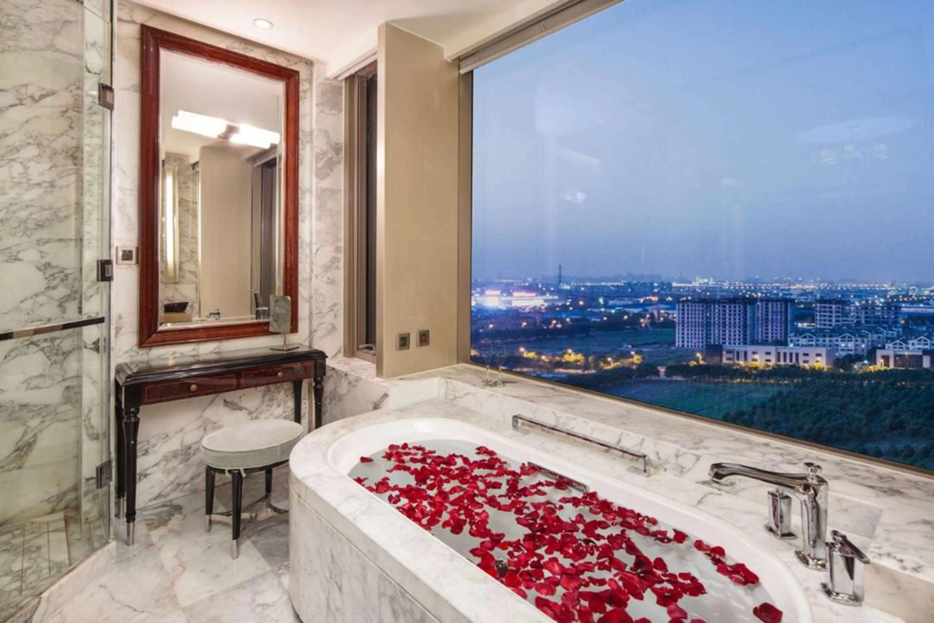 TV and multimedia in Ramada Plaza Qiandeng Kunshan